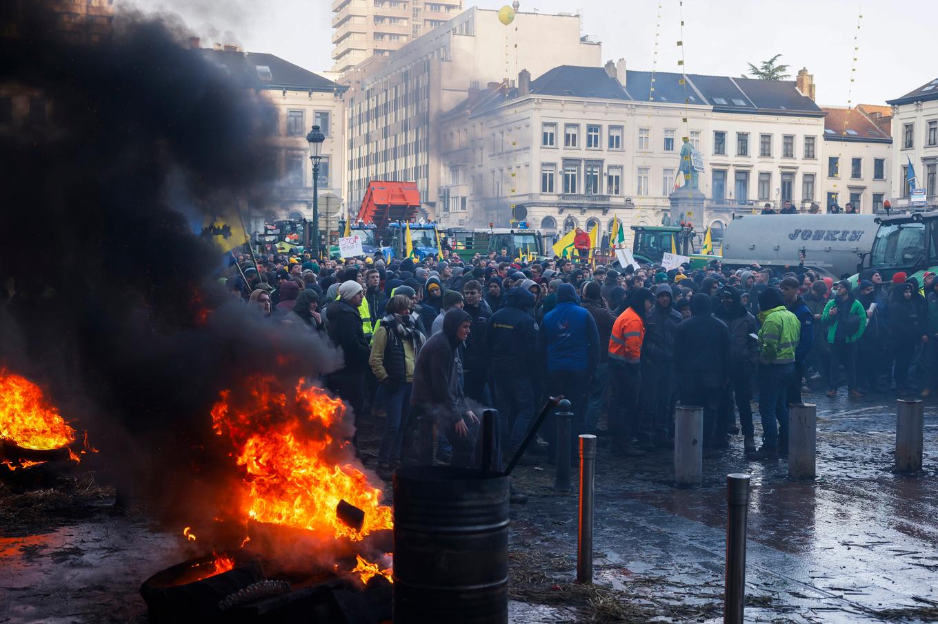 Skräp och bildäck brinner i en demonstration i Bryssel i samband med EU-toppmötet. Foto: Thomas Padilla/AP/TT