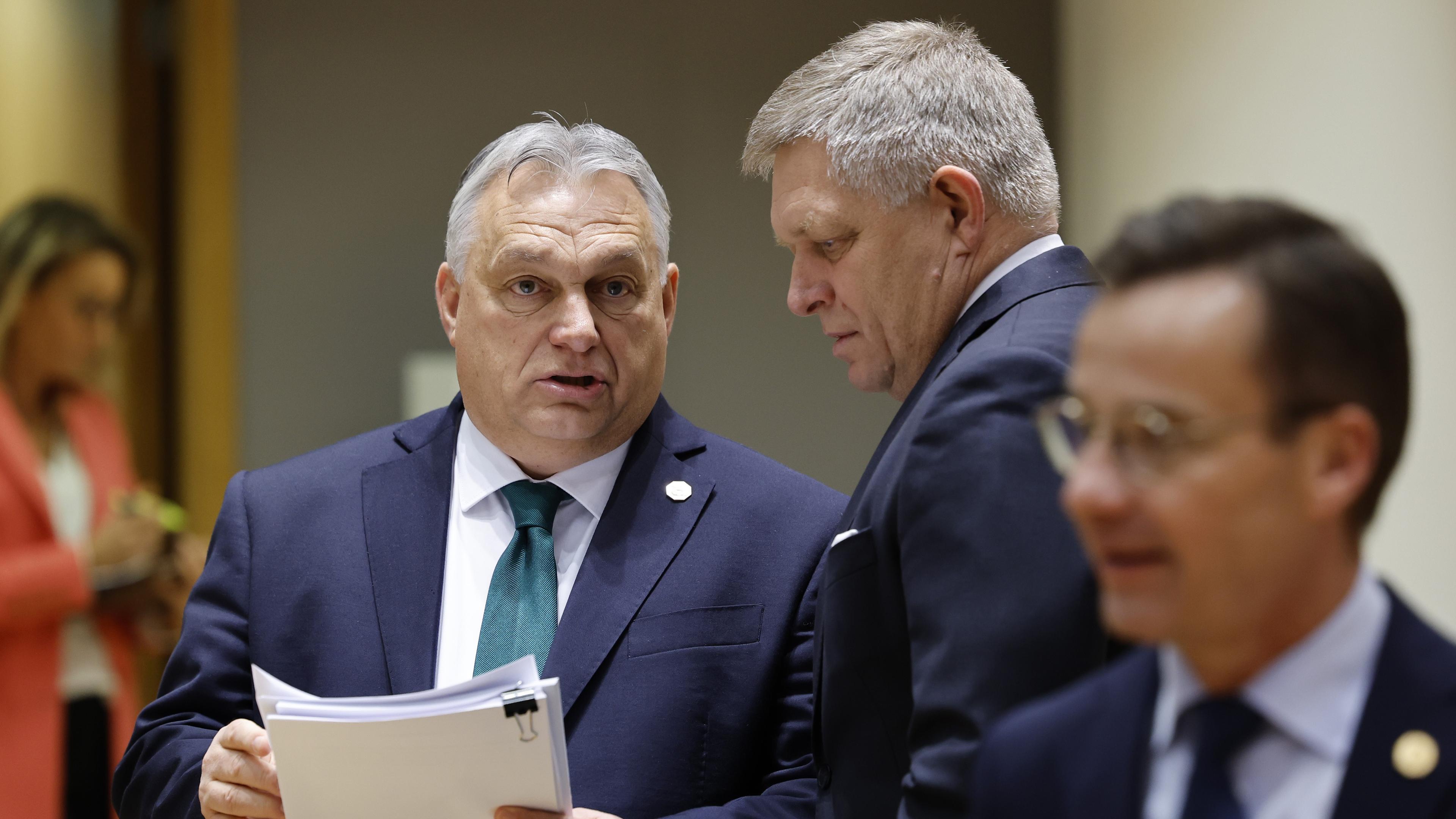 Ungerns premiärminister VIktor Orbán talar med slovakiske kollegan Robert Fico på EU:s toppmöte i Bryssel, med statsminister Ulf Kristersson i förgrunden. Foto: Geert Vanden Wijngaert/AP/TT