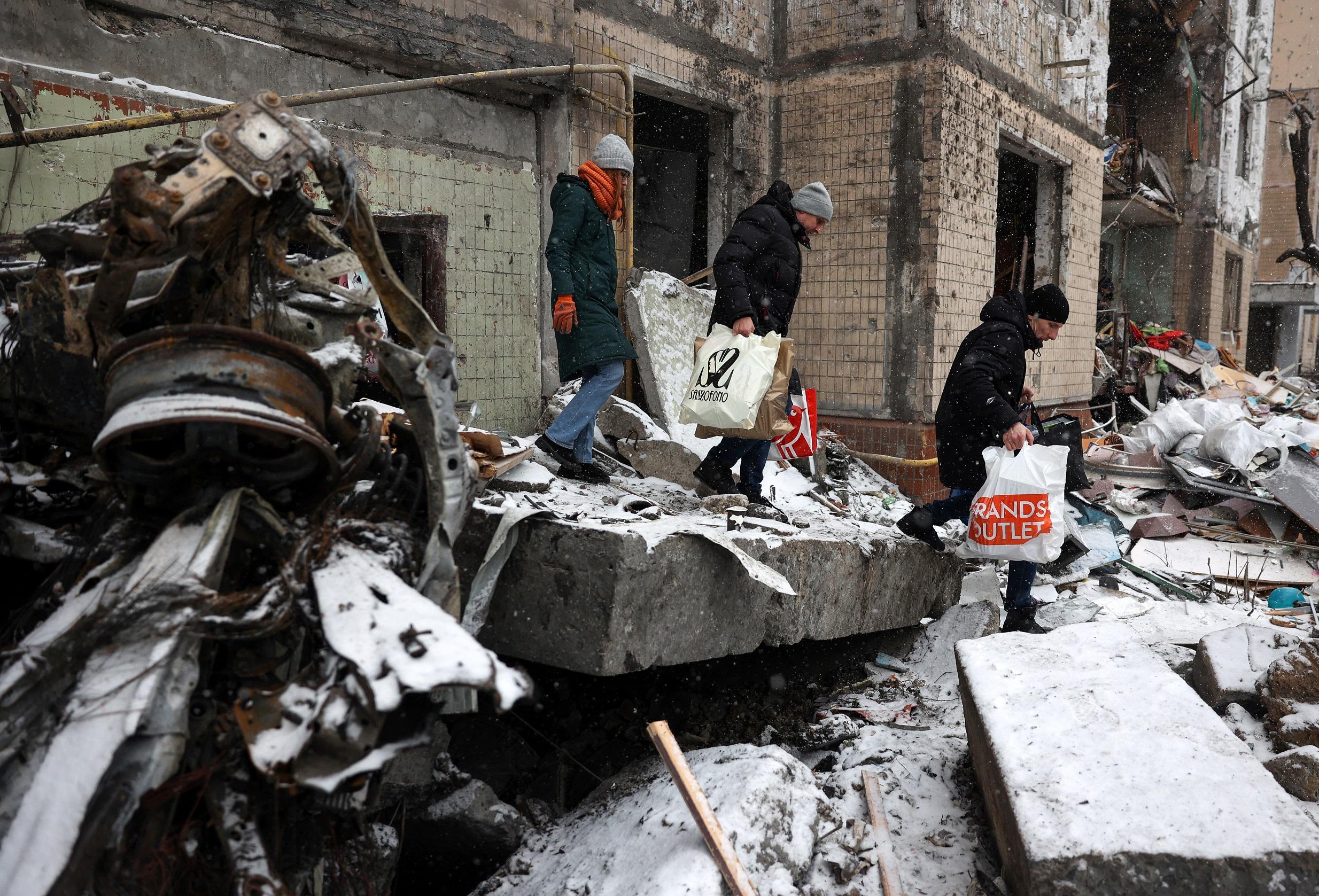 Boende hämtar de tillhörigheter som de kan få tag i efter att deras hem förstördes i en rysk missilattack i Kiev den 3 januari. Foto: Anatolii Stepanov/AFP Via Getty Images