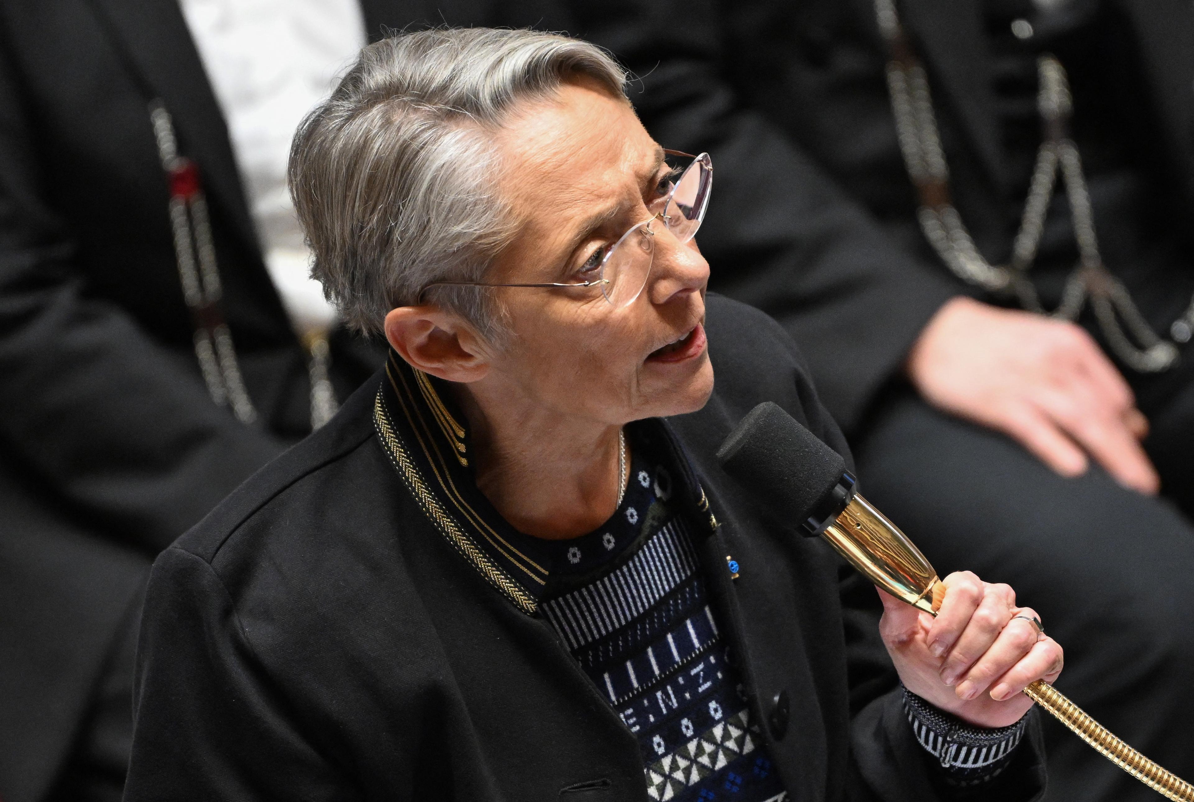 Elisabeth Borne talar i parlamentet den 12 december 2023. Foto: Bertrand Guay/AFP via Getty Images