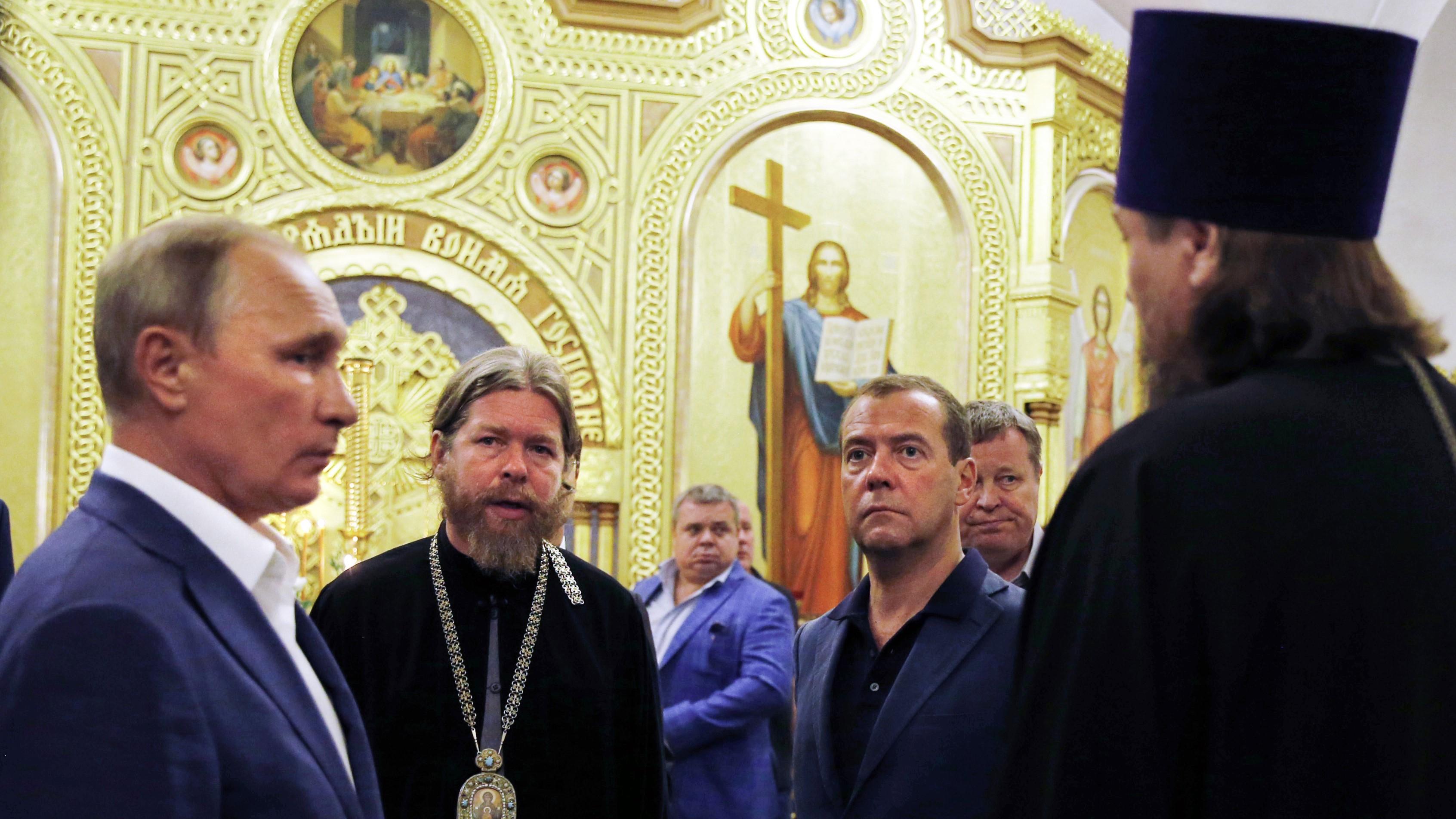 Metropoliten Tichon med Rysslands president Vladimir Putin och dåvarande premiärminister Dmitrij Medvedev den 18 augusti 2017 vid besöket i Sankt Vladimirs katedral i den antika staden Chersonesus utanför Sevastopol på Krim. Foto: Paula Bronstein/GettyImages