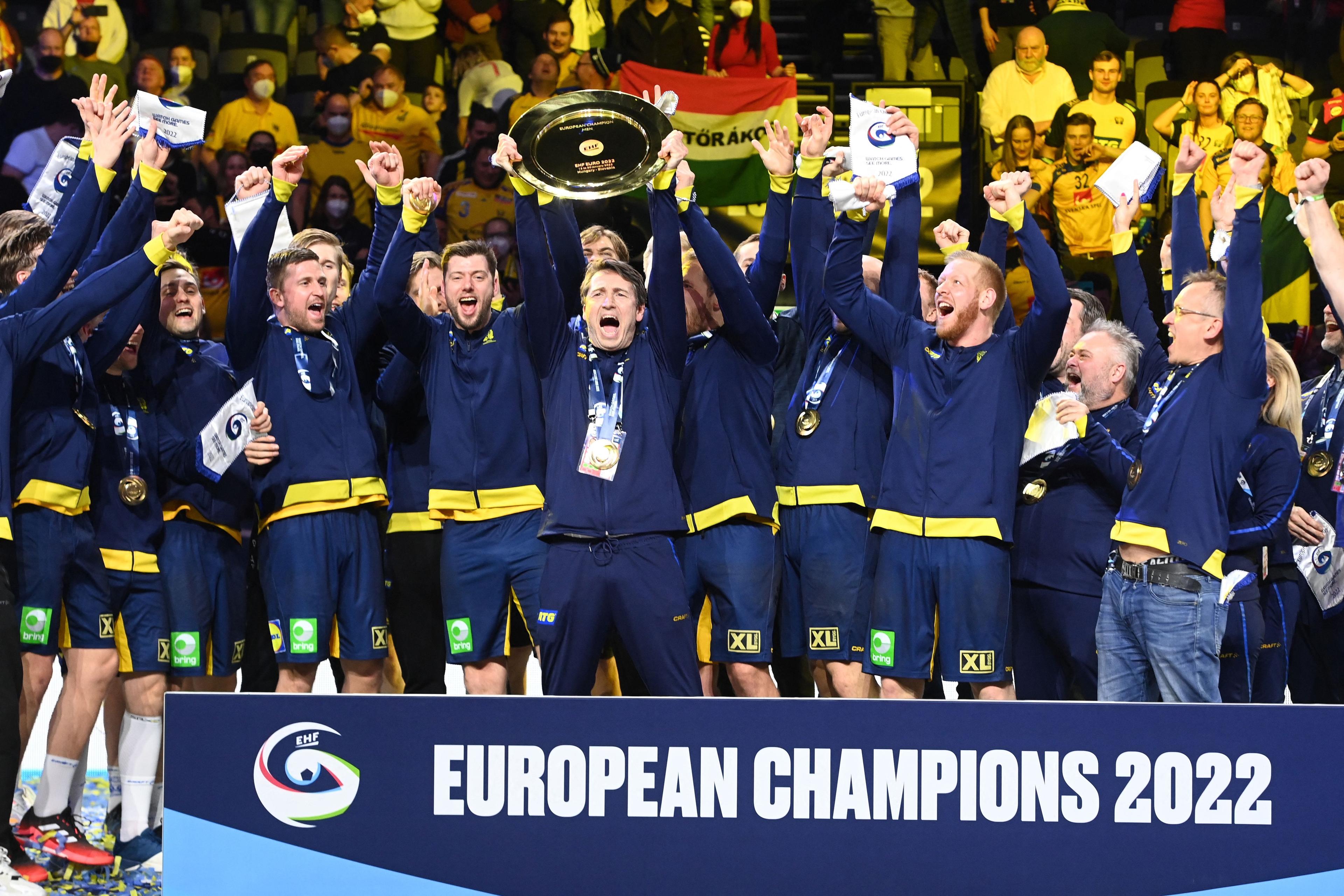 Sverige Europamästare 2022. Svensk handboll befinner sig i en trend med ständiga framgångar. Kan vårt folkkära landslag upprepa segern från senaste EM i pågående EM i Tyskland? Foto: Attila Kisbenedek/AFP/Getty Images