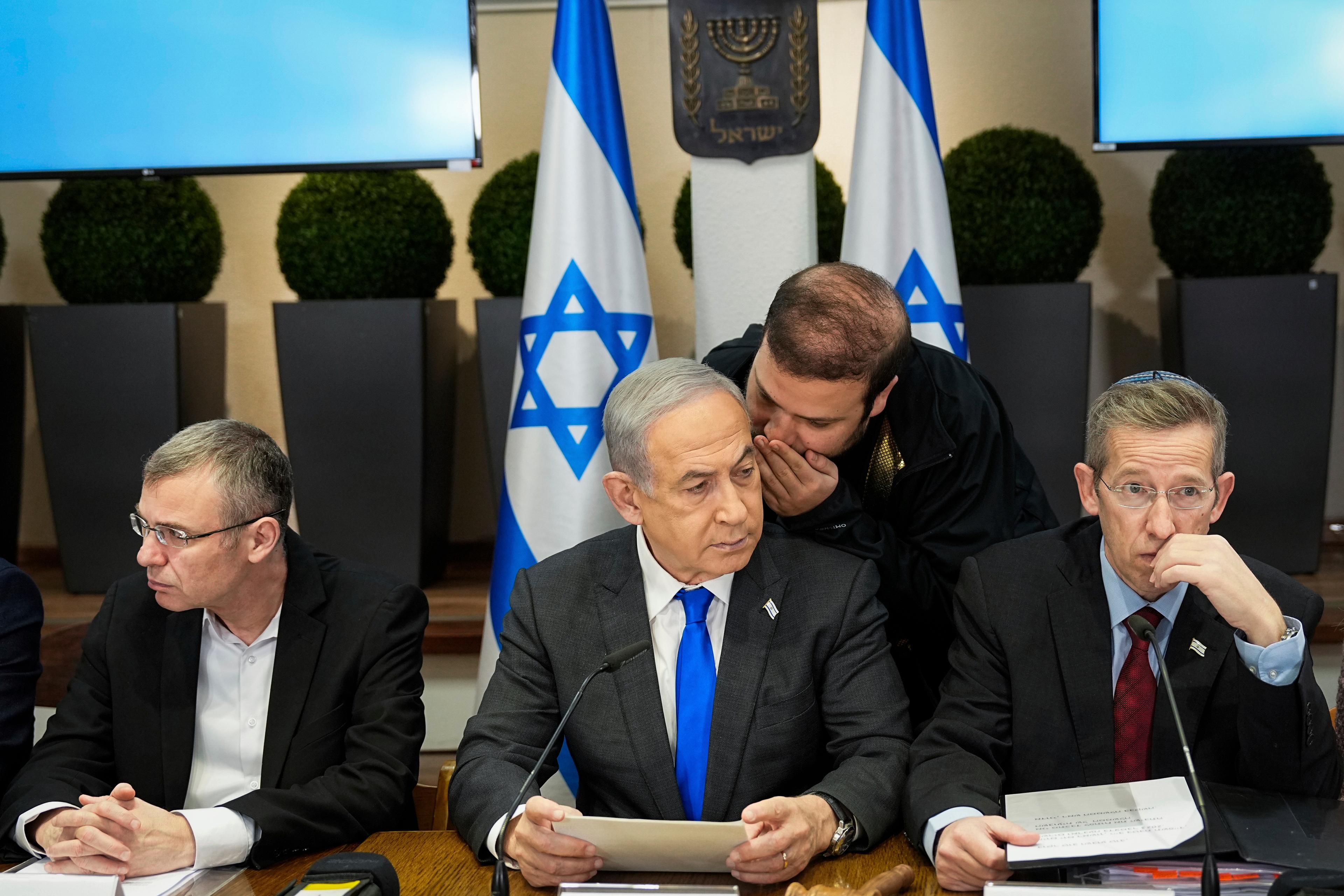 Israels premiärminister Benjamin Netanyahu (mitten) håller fast vid att inte acceptera någon form av tvåstatslösning för israeler och palestinier. Arkivbild. Foto: Ohad Zwigenberg/AP/TT