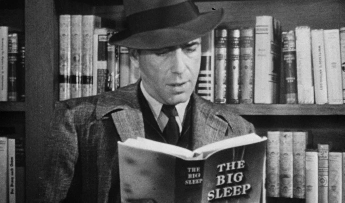 Humphrey Bogart i huvudrollen som Philip Marlowe i den klassiska film noir-filmatiseringen av Chandlers Den stora sömnen. För manus stod bland andra William Faulkner. Foto: Public Domain