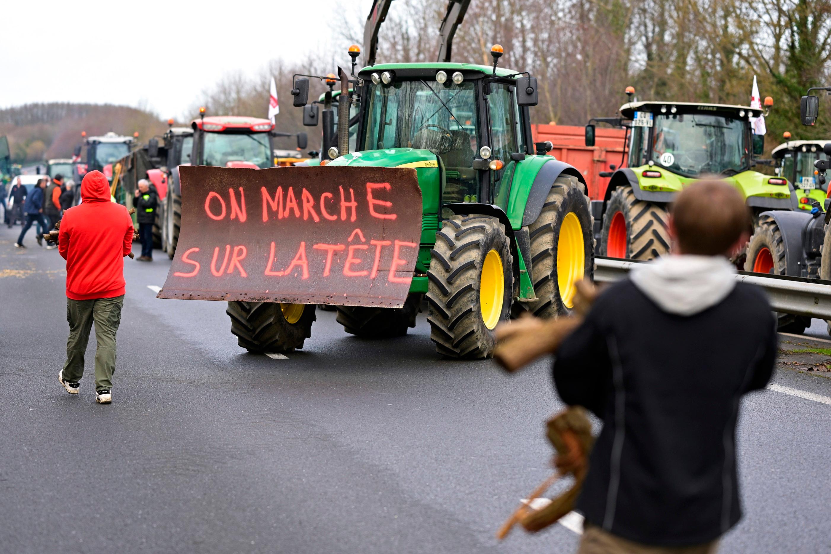 Franska bönder protesterar i närheten av Tinteniac i Frankrike den 24 januari. Foto: Damien Meyer/AFP via Getty Images