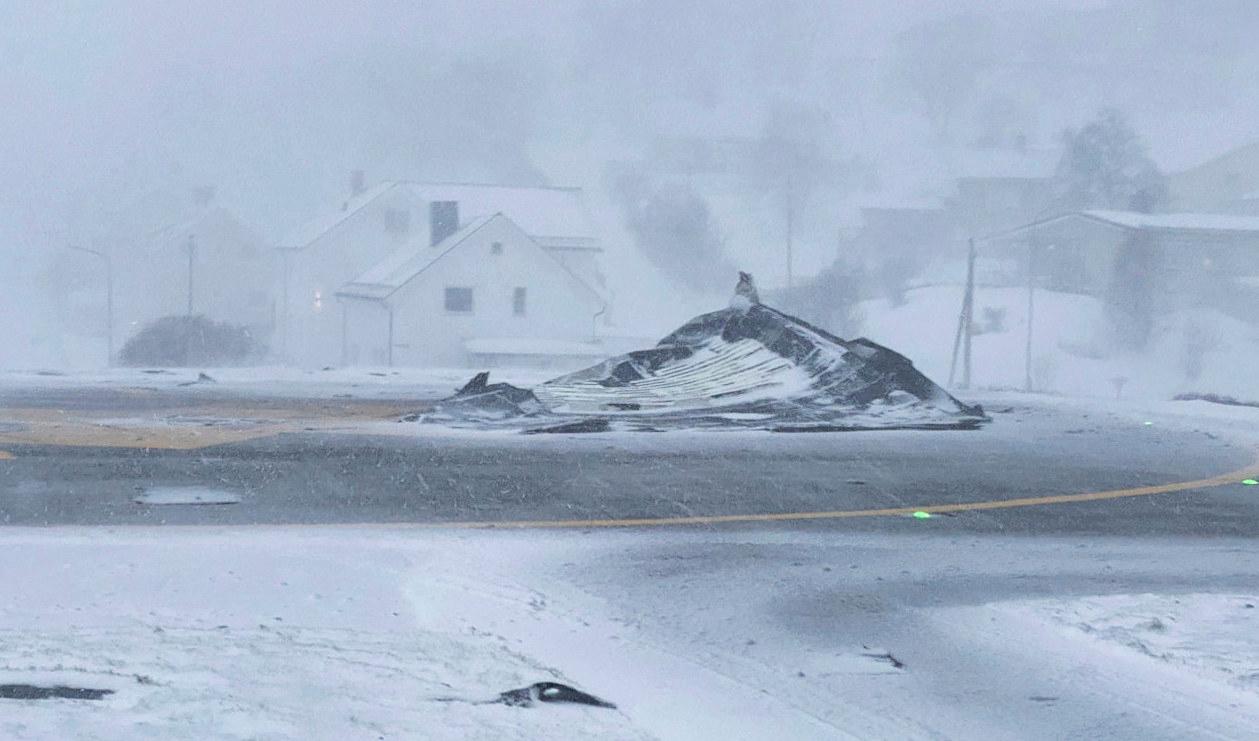 Ovädret Ingunn har dragit in från Norge. I de svenska fjällen blåser det på sina håll vindar med orkanstyrka. Bild från norska Harstad. Foto: Simen Loholt/iHarstad/NTB/TT