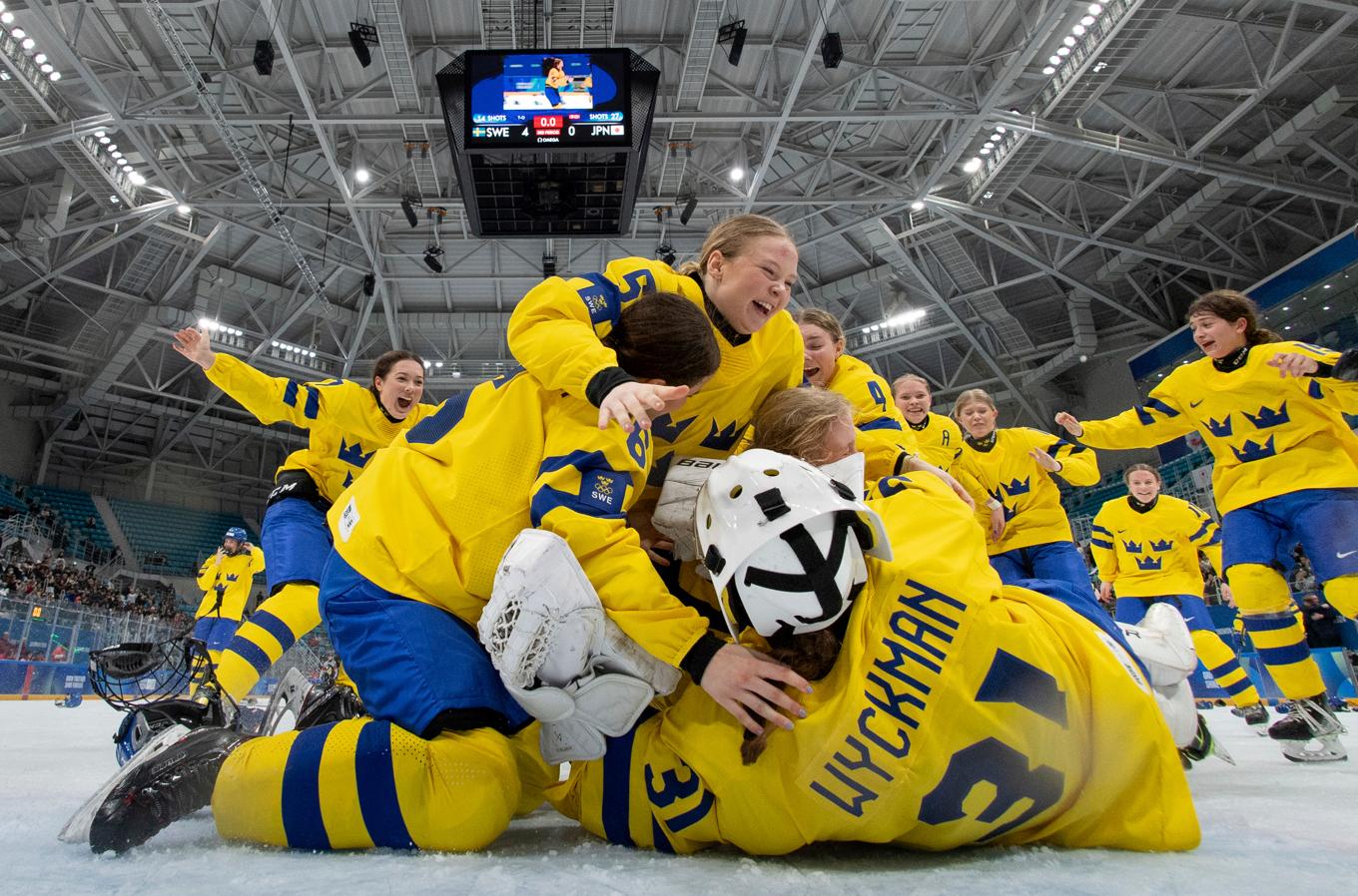 Svenskt guldjubel efter 4–0-segern i finalen mot Japan. De blågula hockeytjejerna låg bakom ett av fyra svenska guld under ungdoms-OS i Gangwon. Foto: Joel Marklund/OIS/AP