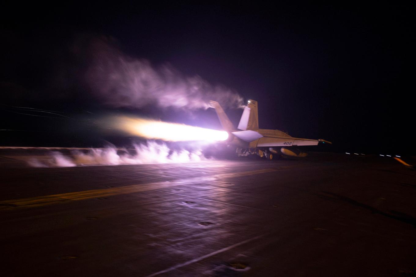 Ett amerikanskt flyg lyfter från ett hangarfartyg på Röda havet i samband med att USA och Storbritannien utförde gemensamma räder mot mål tillhörande Huthirörelsen i januari. Arkivbild. Foto: AP/TT