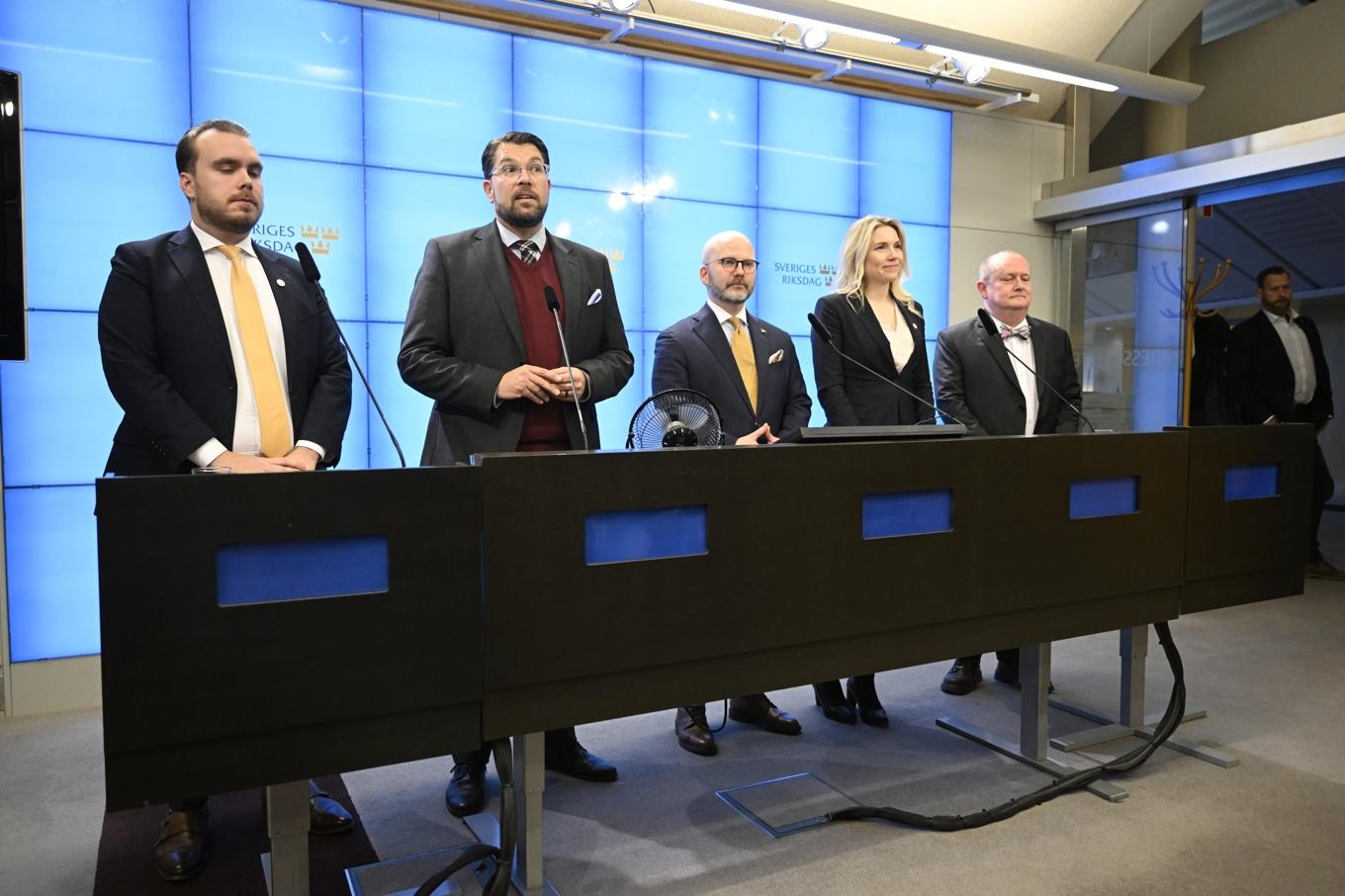 Sverigedemokraternas partiledare Jimmie Åkesson och valberedningens ordförande Mattias Eriksson Falk (till vänster) presenterar partiets EU-kandidater: Charlie Weimers, Beatrice Timgren och Dick Erixon (till höger). Foto: Jessica Gow/TT