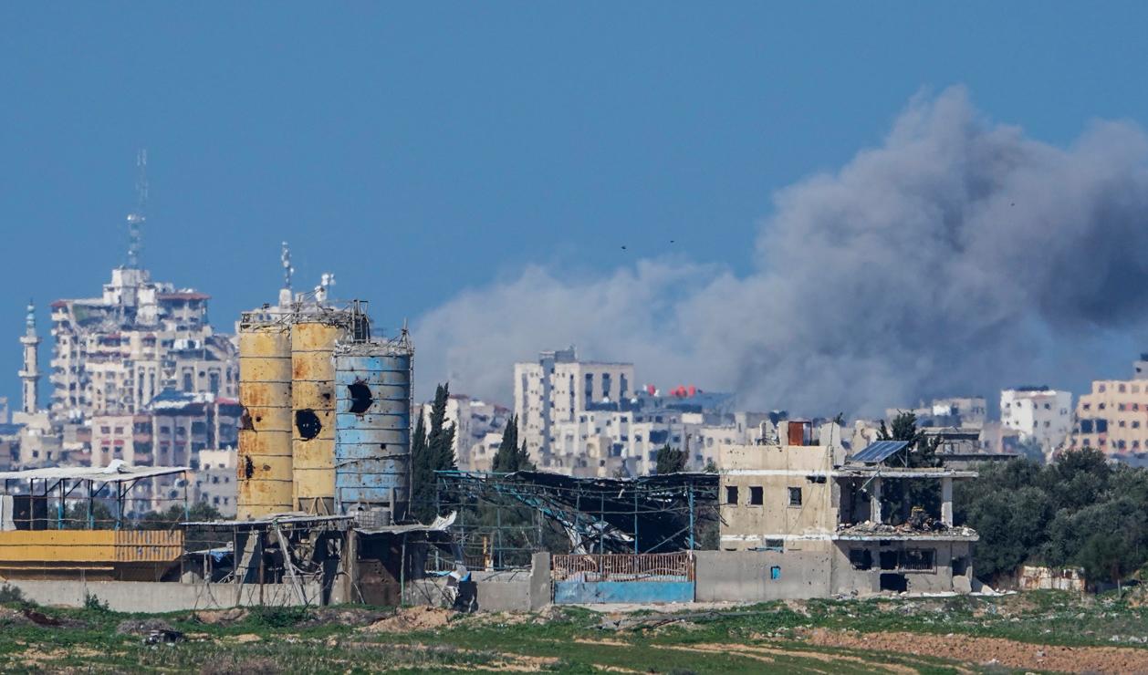 Israelisk beskjutning mot Gazaremsan i söndags. Foto: Ariel Schalit/AP/TT