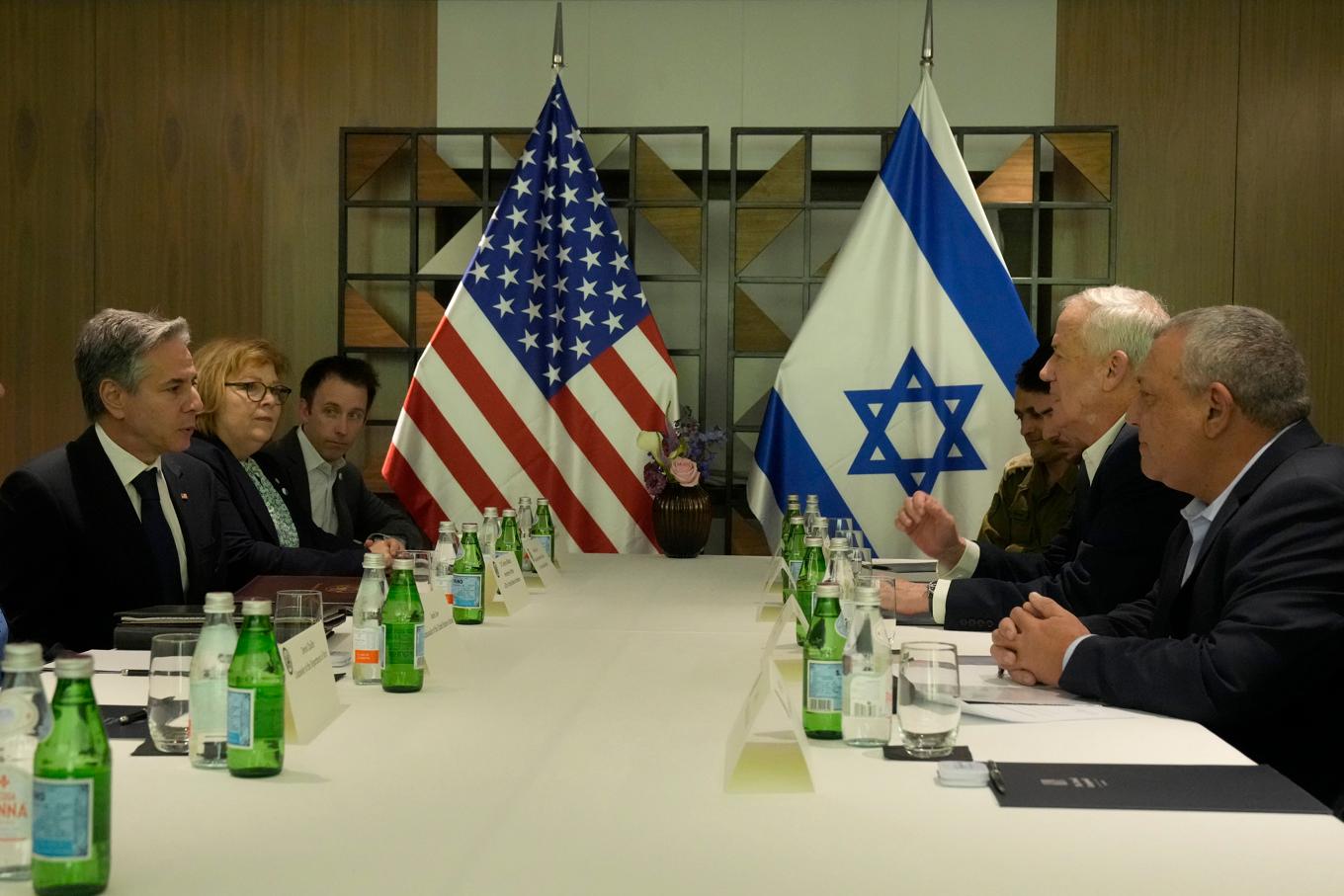 USA:s utrikesminister Antony Blinken vid ett möte med Israels tidigare arméchef Gadi Eisenkot och Benny Gantz i landets krigskabinett i Tel Aviv på torsdagen. Foto: Mark Schiefelbein/AP/TT