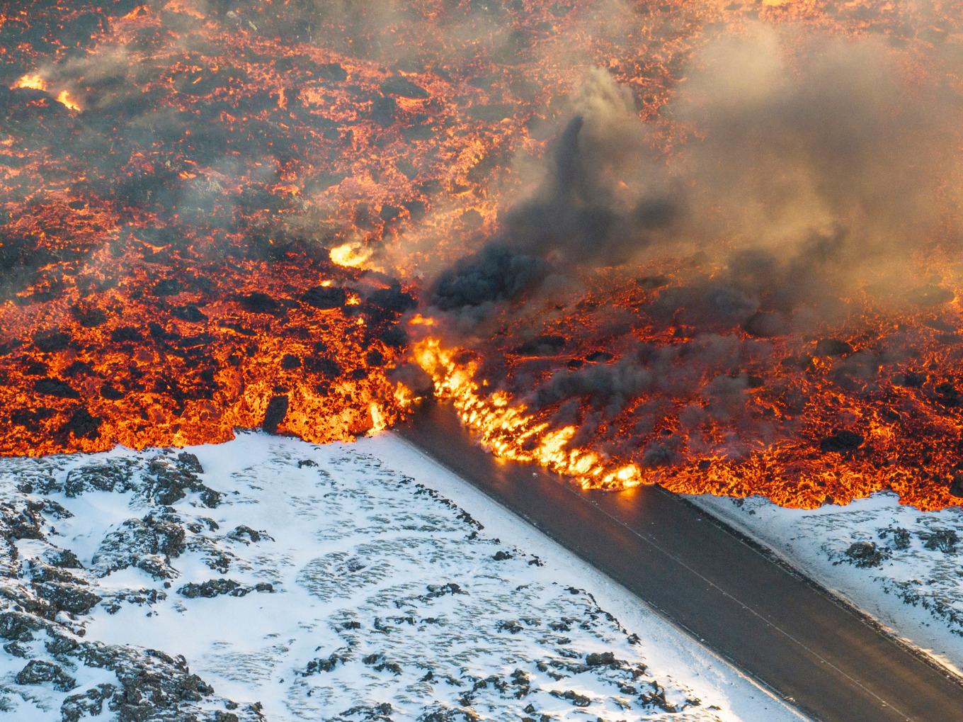 Lava över huvudvägen till Grindavík. Vägen leder till Blå lagunen. Foto: Marco Di Marco/AP