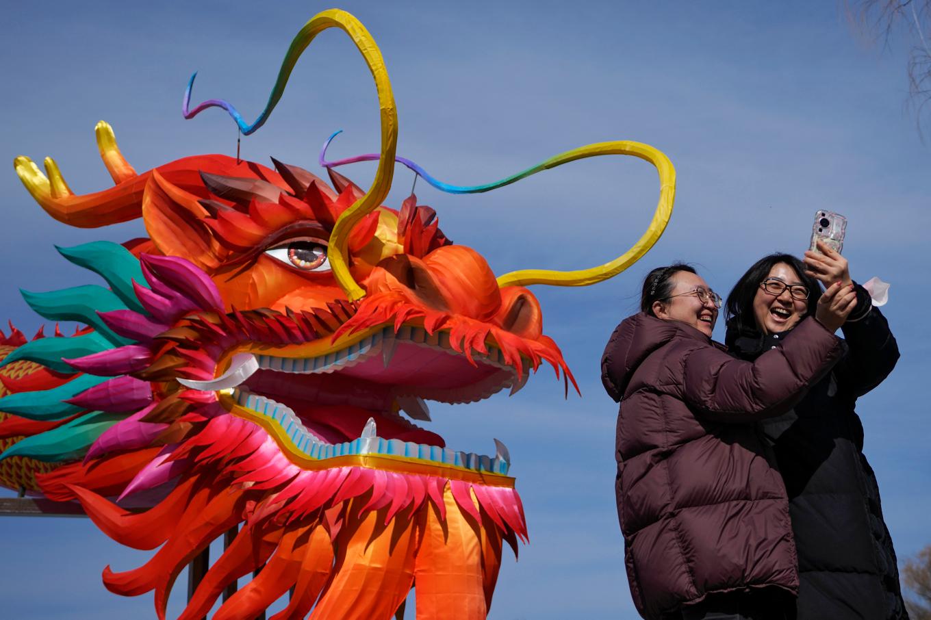 En enorm uppblåsbar röd drake är redo för nyårsfirandet vid sjön Houhai i Peking i Kina. Foto: Andy Wong/AP/TT