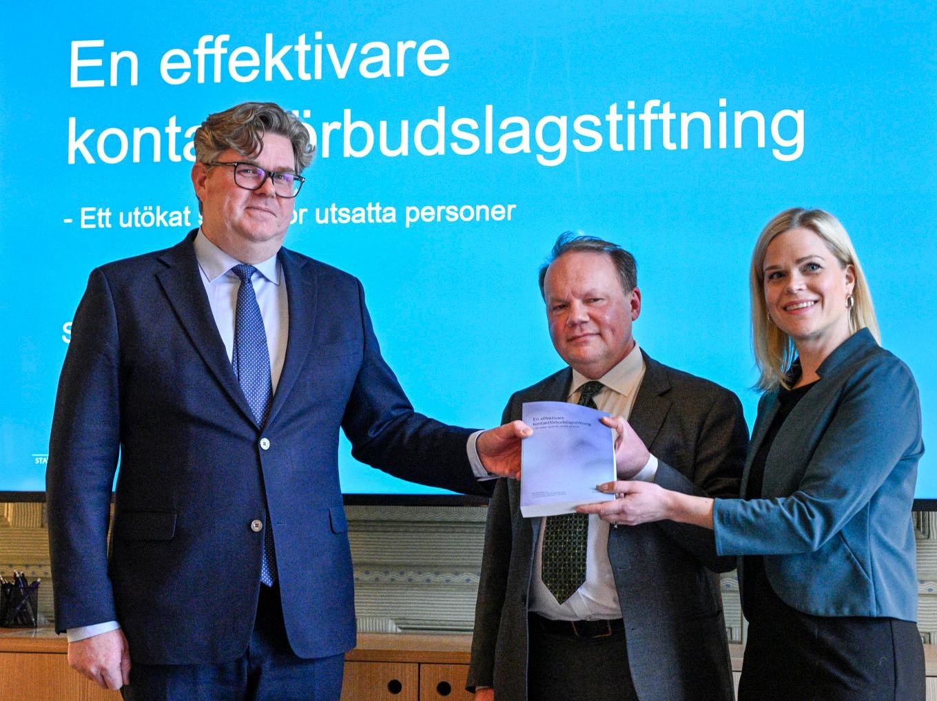 Justitieminister Gunnar Strömmer (M) och jämställdhetsminister Paulina Brandberg (L) under en pressträff där de tar emot betänkandet av utredningen om en översyn av kontaktförbudslagstiftningen. I mitten särskilda utredaren Lars Wallinder. Foto: Anders Wiklund/TT