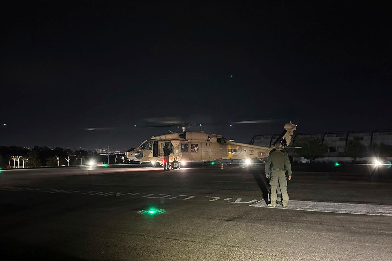 En helikopter med två fritagna män som hållits som gisslan av Hamas i Rafah i södra Gaza anländer till ett sjukhus i Ramat Gan i Israel. Bilden är släppt av Israels militär. Foto: IDF via AP/TT