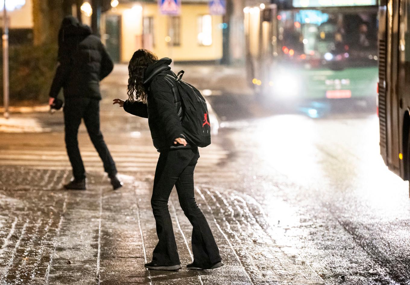 Underkylt regn gör att det kan bli blixthalt i bland annat Göteborg varnar SMHI. Arkivbild. Foto: Johan Nilsson/TT