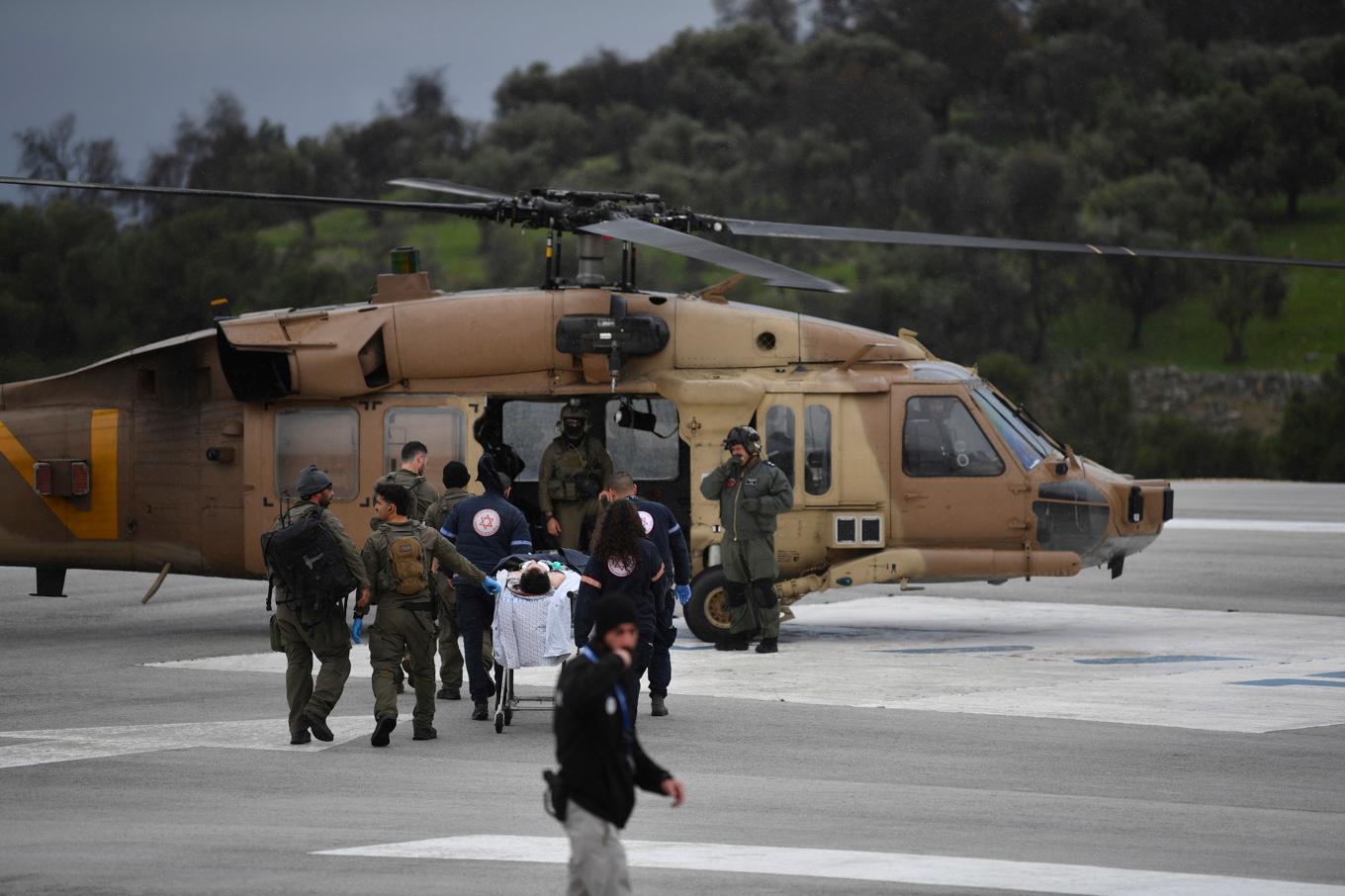 Helikopterevakuering av en skadad efter raketanfallen i norra Israel. Foto: Gil Eliyahu/AP/TT