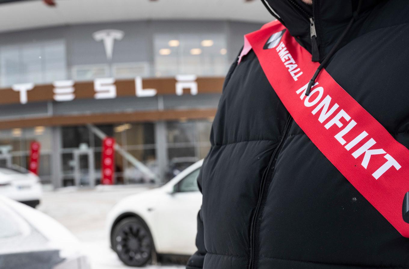 En strejkvakt från IF Metall utanför Teslas anläggning i Örebro i början av februari. Arkivbild. Foto: Pontus Lundahl/TT