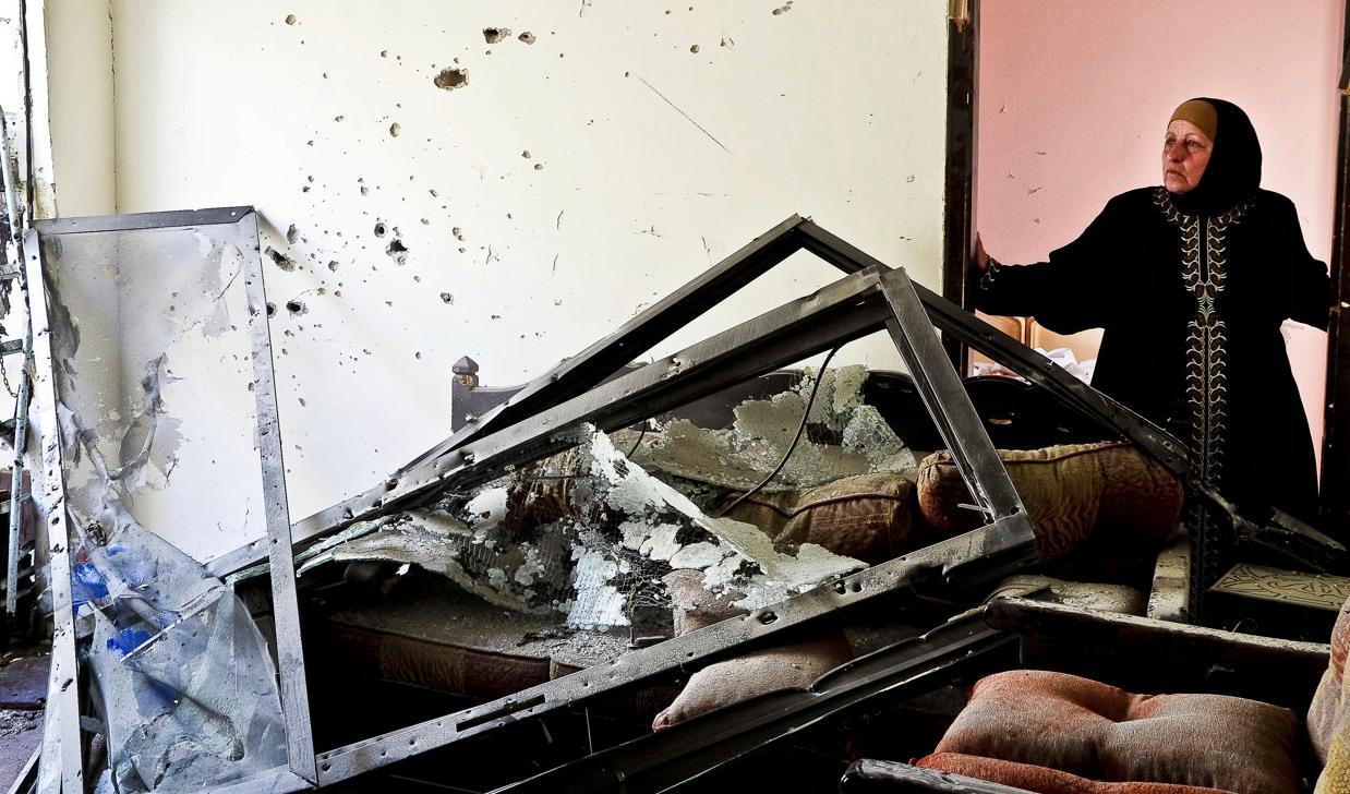 En kvinna betraktar förödelsen efter att en bomb exploderat nedanför hennes hus i ett Hizbollahs fäste i södra Libanon. Arkivbild. Foto: Lina Malers/TT