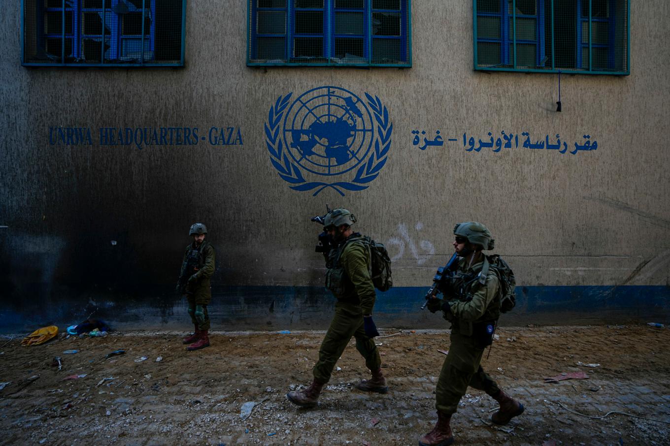 Israeliska soldater framför Unrwas högkvarter i Gaza i februari. Foto: Ariel Schalit/AP/TT