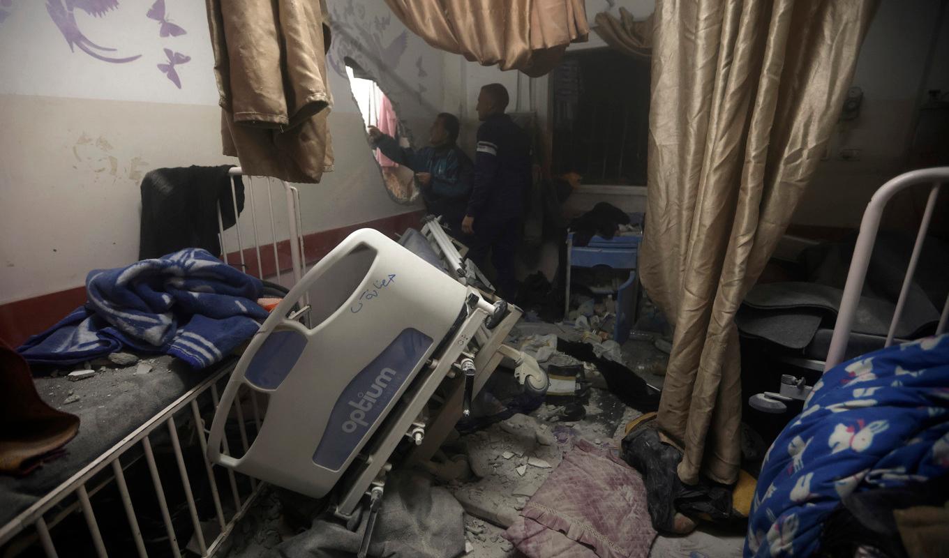 Sjukvårdare inspekterar skador på Nassersjukhuset efter ett israeliskt anfall i december. Arkivbild. Foto: Mohammed Dahman/AP/TT