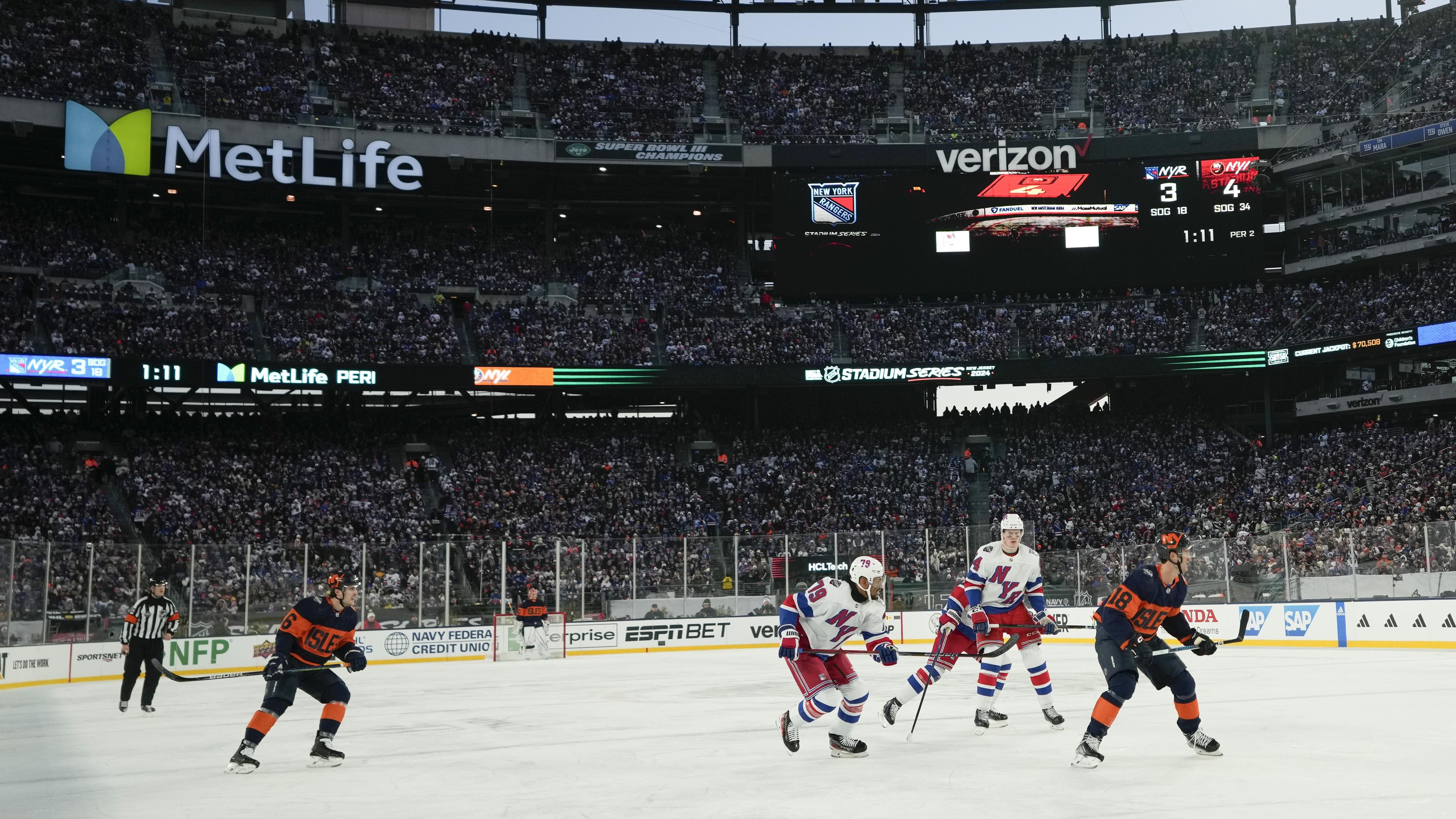 Nästan 80 000 åskådare såg NHL-matchen mellan Rangers och Islanders. Foto: Seth Wenig/AP/TT