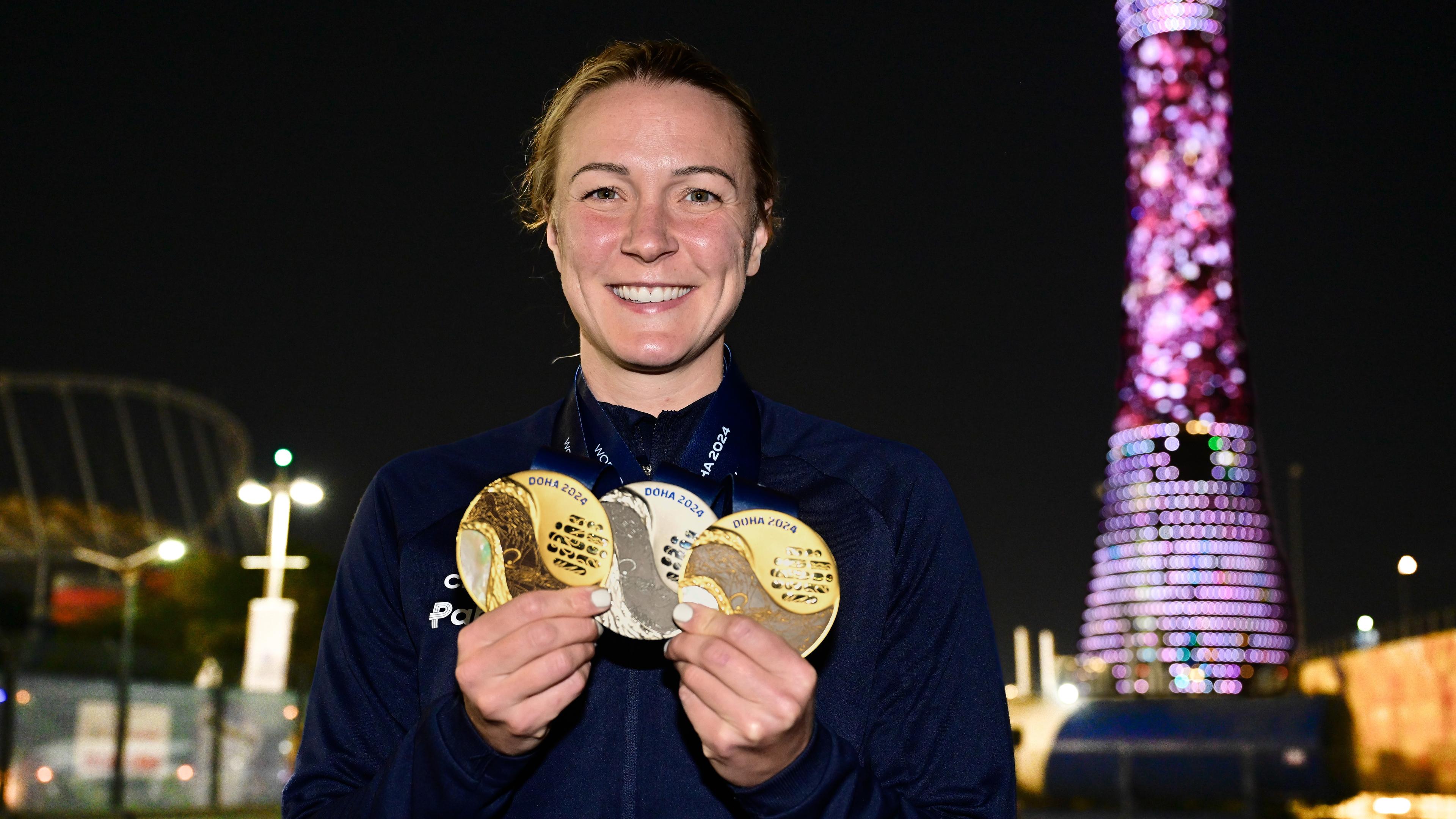 Sarah Sjöström med sina tre VM-medaljer, två guld och ett silver. Foto: Jonas Ekströmer/TT