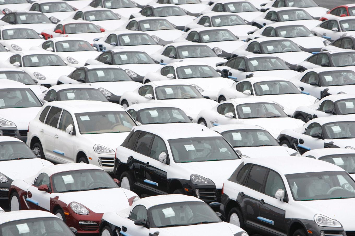Bilförsäljningen vänder uppåt, elbilar ökar marknadsandelen. Arkivbild Foto: Joerg Sarbach/AP/TT