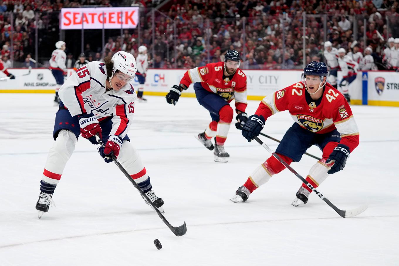 Washington Capitals Sonny Milano och Floridas svenske back Gustav Forsling i kamp om pucken i match som Forsling avgjorde i förlängningen. Foto: Wilfredo Lee