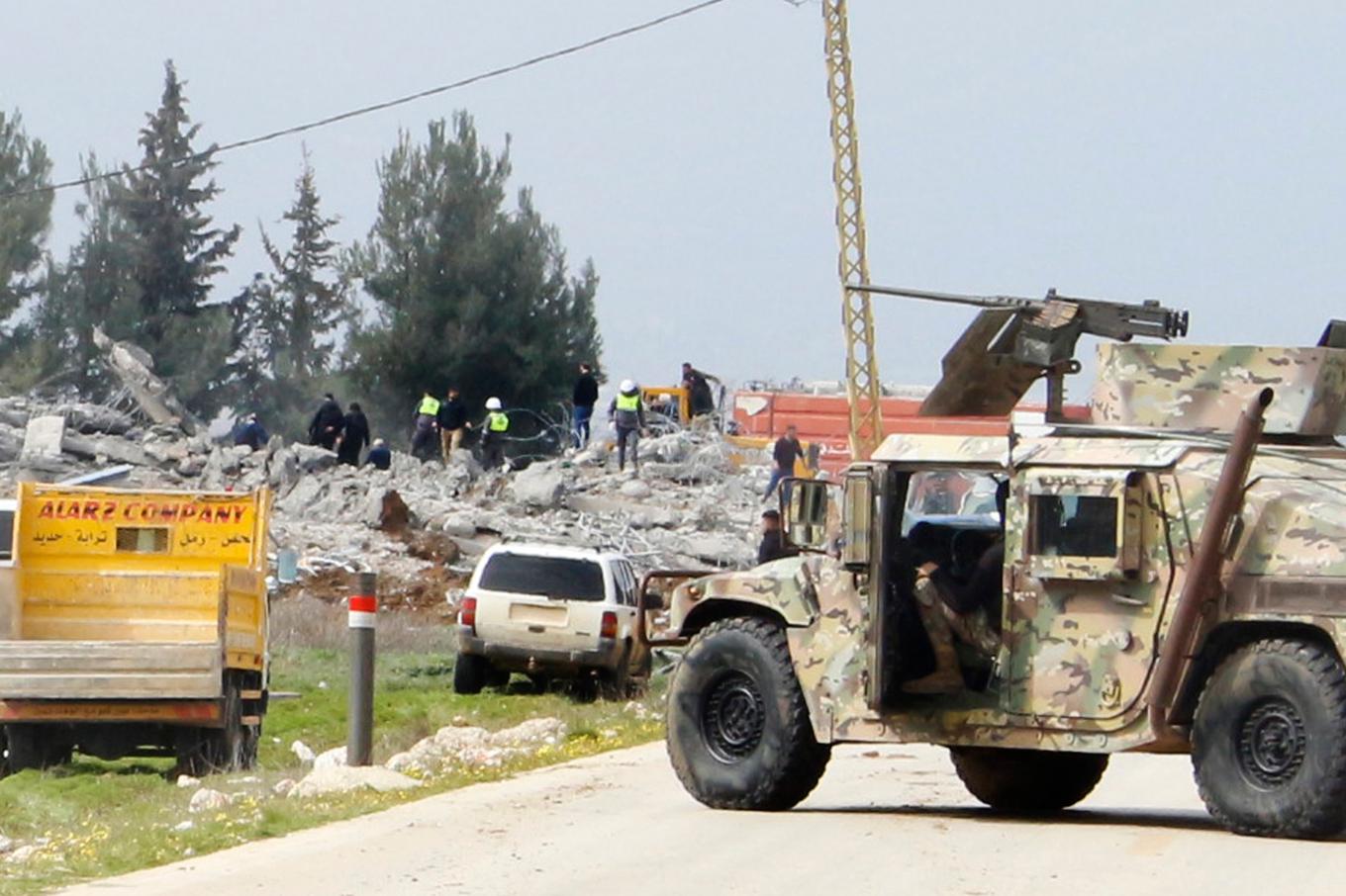 Libanesiska arméfordon blockerar en väg som leder till ett förstört varuhus som attackerades av israeliska luftangrepp nära staden Baalbek. Foto: STR/AP/TT