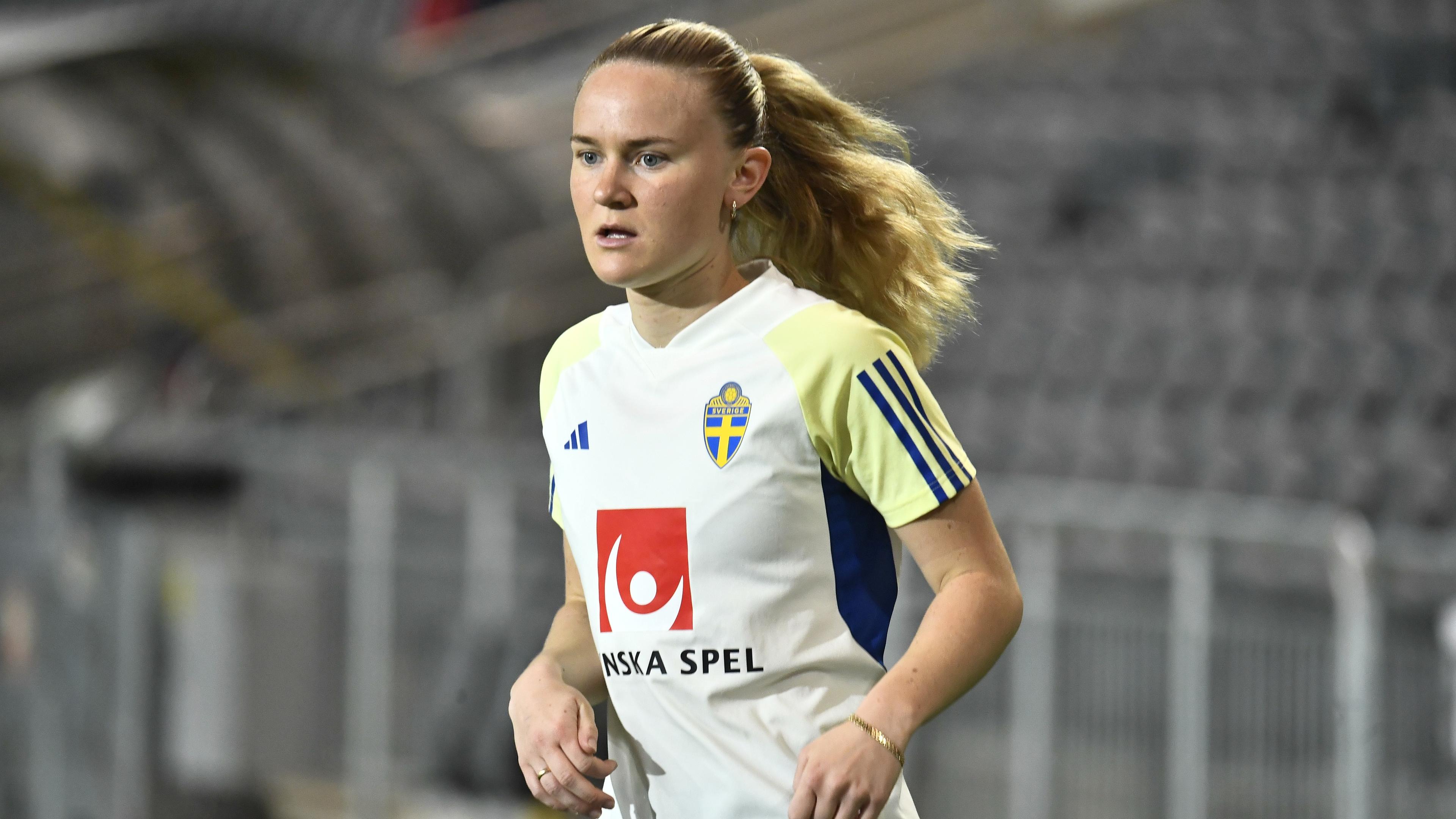 Matilda Vinberg under måndagens träning med damlandslaget i fotboll på Tele2 arena inför onsdagens returmöte i playoffkvalet mot Bosnien-Hercegovina. Foto: Samuel Steén/TT