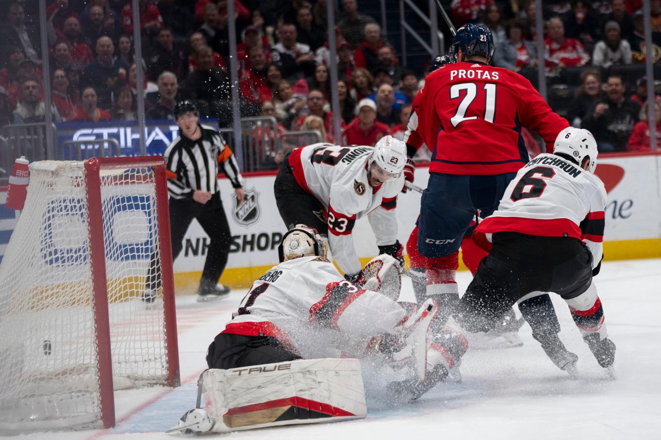 Anton Forsberg släpper en puck förbi sig i matchen mot Washington. Foto: Manuel Balce Ceneta