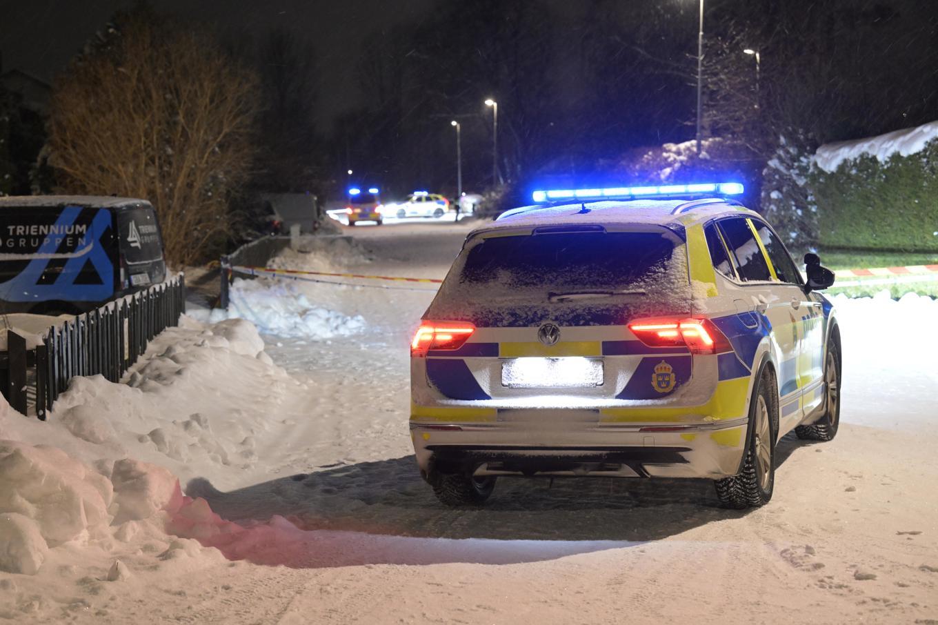 Polis på plats efter explosionen i Lövstalöt norr om Uppsala den 2 december. Foto: Fredrik Sandberg/TT