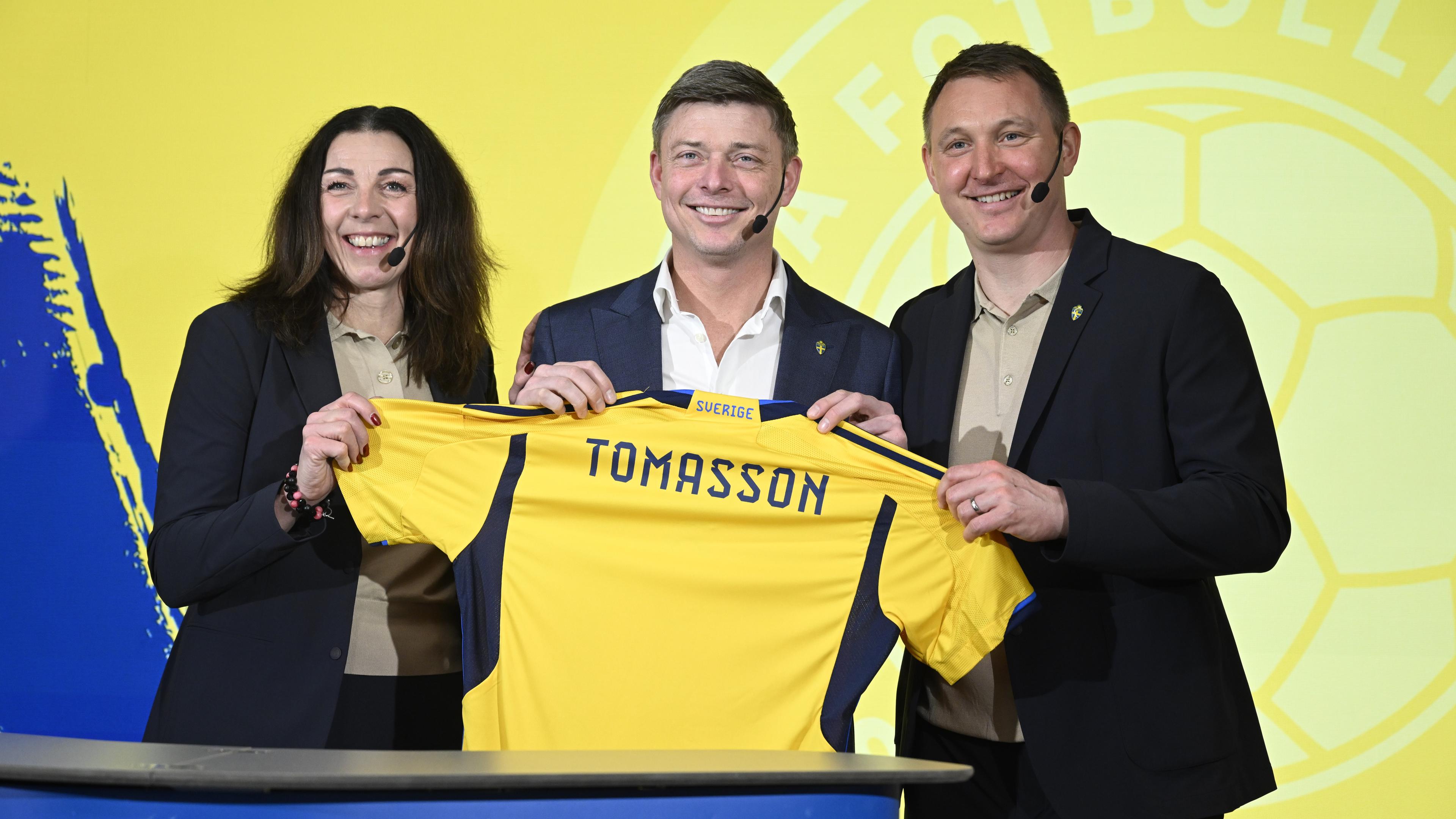 Svenska fotbollförbundets generalsekreterare Andrea Möllerberg och sportchefen Kim Källström flankerar vår nye förbundskapten Jon Dahl Tomasson. Foto: Jessica Gow/TT