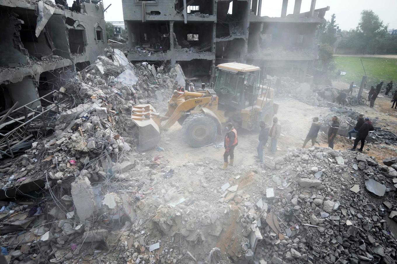 Uppröjning efter ett bombanfall som träffat ett bostadshus i Deir al Balah i centrala Gaza förra veckan. Foto: Adel Hana/AP/TT