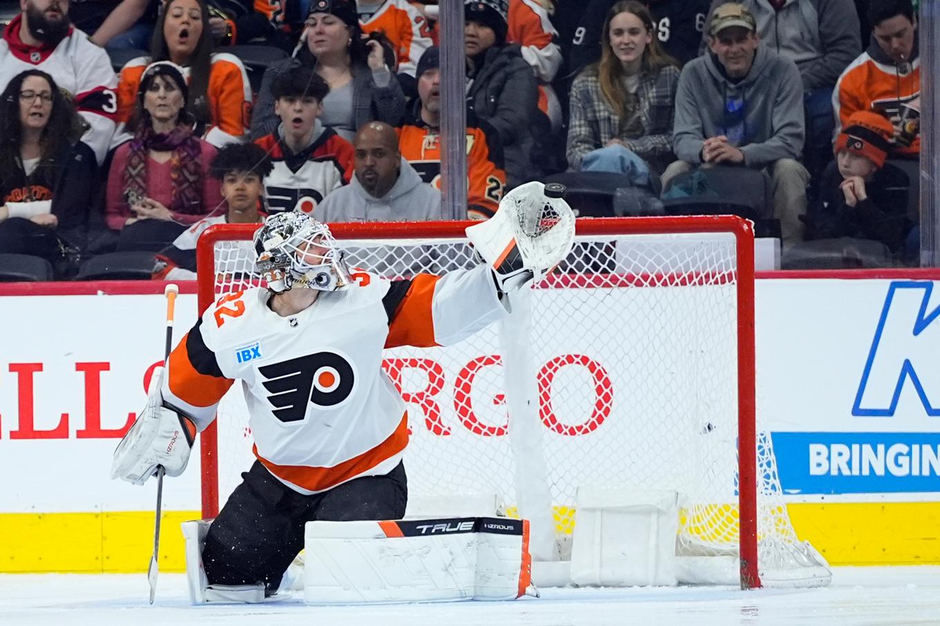 Philadelphias Felix Sandström stoppade flera vassa skott från Ottawa. Foto: Matt Slocum/AP/TT