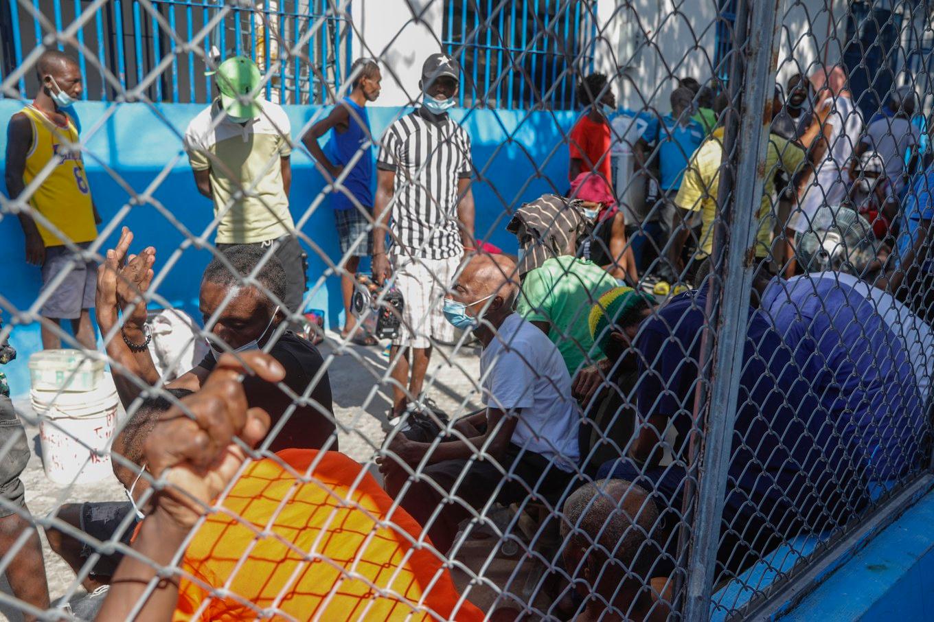 Interner på fängelset i Haitis huvudstad Port-au-Prince som stormades av beväpnade gäng på söndagen. Hundratals rymde och minst tolv personer dödades. Foto: Odelyn Joseph/AP/TT