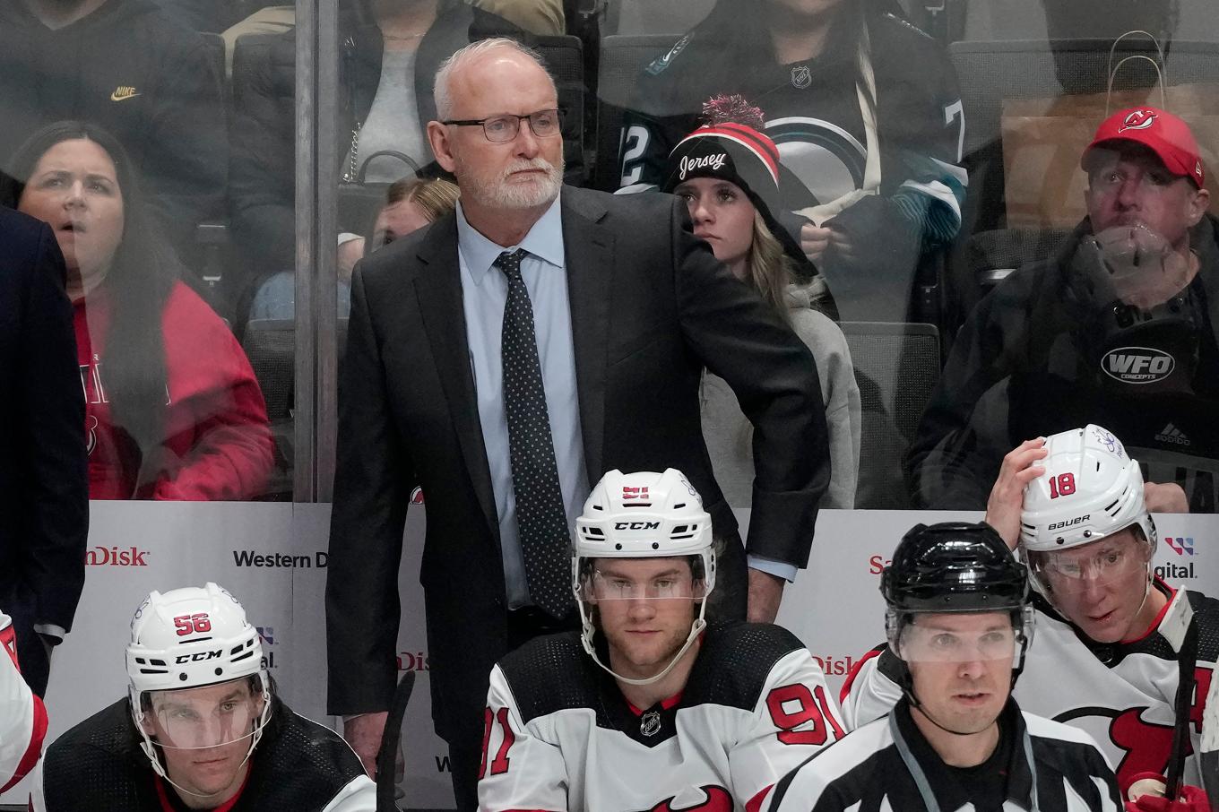 New Jersey Devils tränare Lindy Ruff (stående) fick sparken på måndagen. Arkivbild. Foto: Jeff Chiu/AP/TT