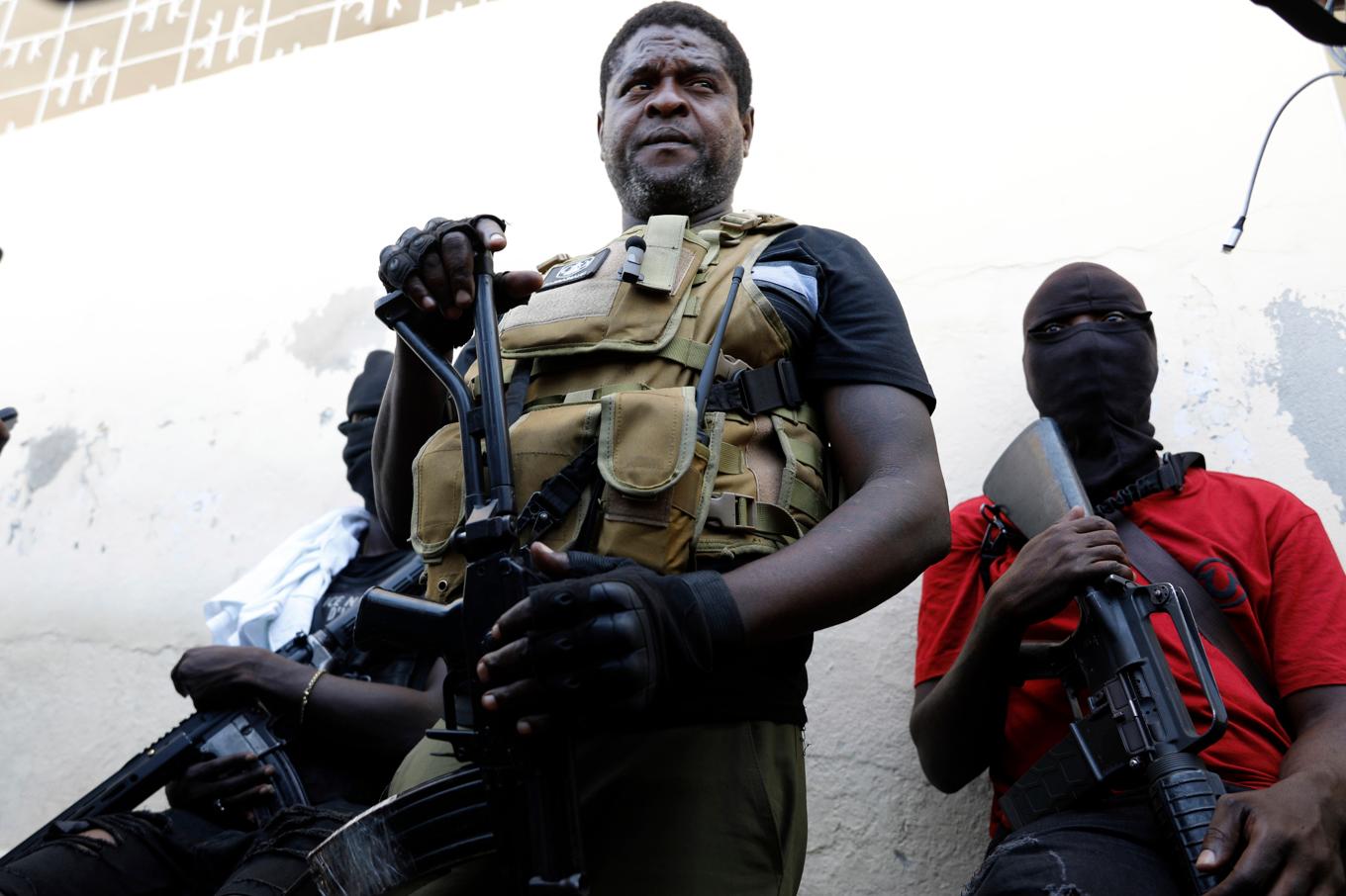 Gängledaren Jimmy "Barbecue" Cherizier pratar med journalister i Haitis huvudstad Port-au-Prince. Foto: Odelyn Joseph/AP/TT