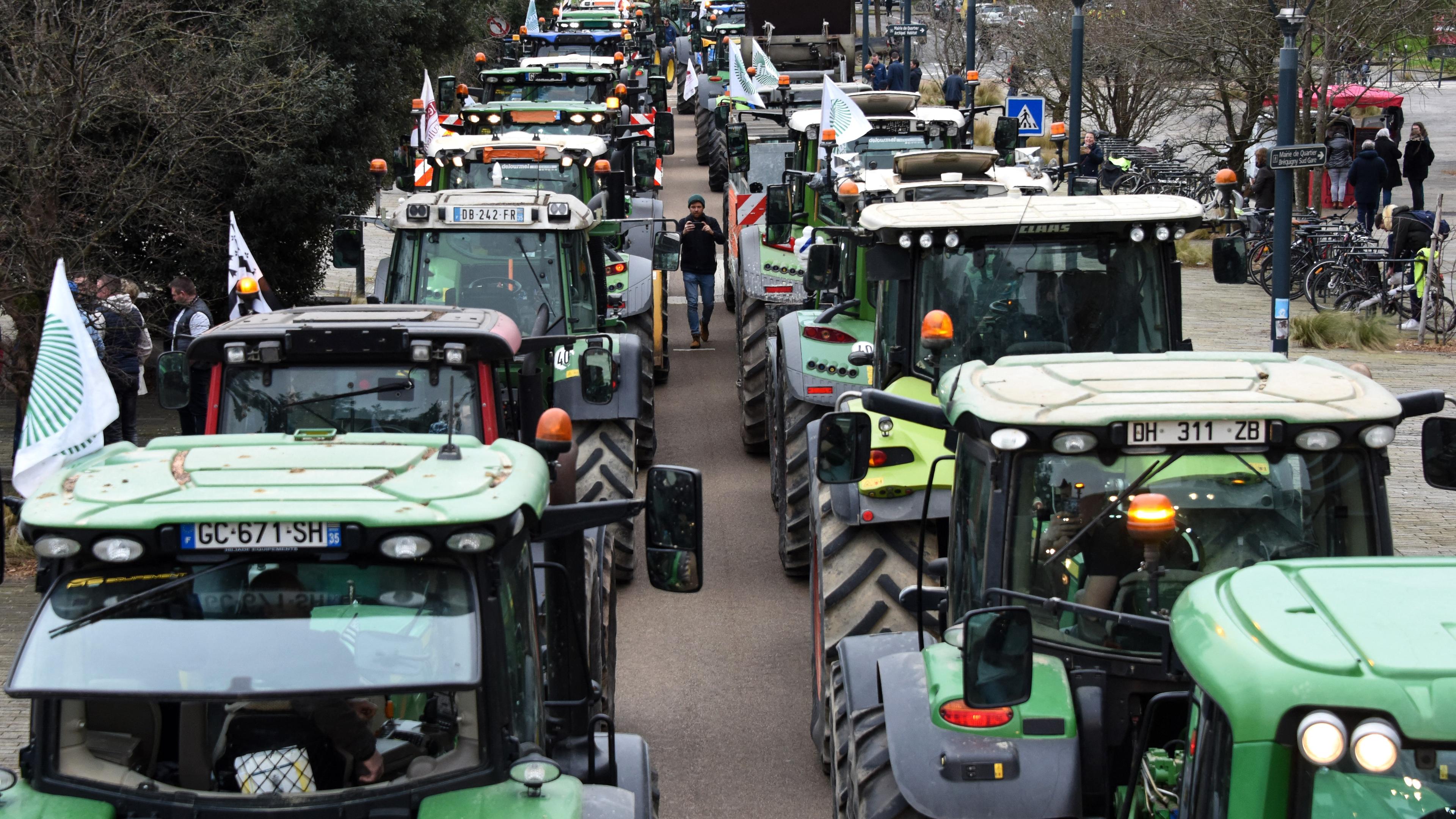 Traktorer och jordbruksredskap blockerar de stora vägarna, bland annat infarterna till Paris, när de franska bönderna protesterar. Foto: Sebastien Salom-Gomis/AFP via Getty Images