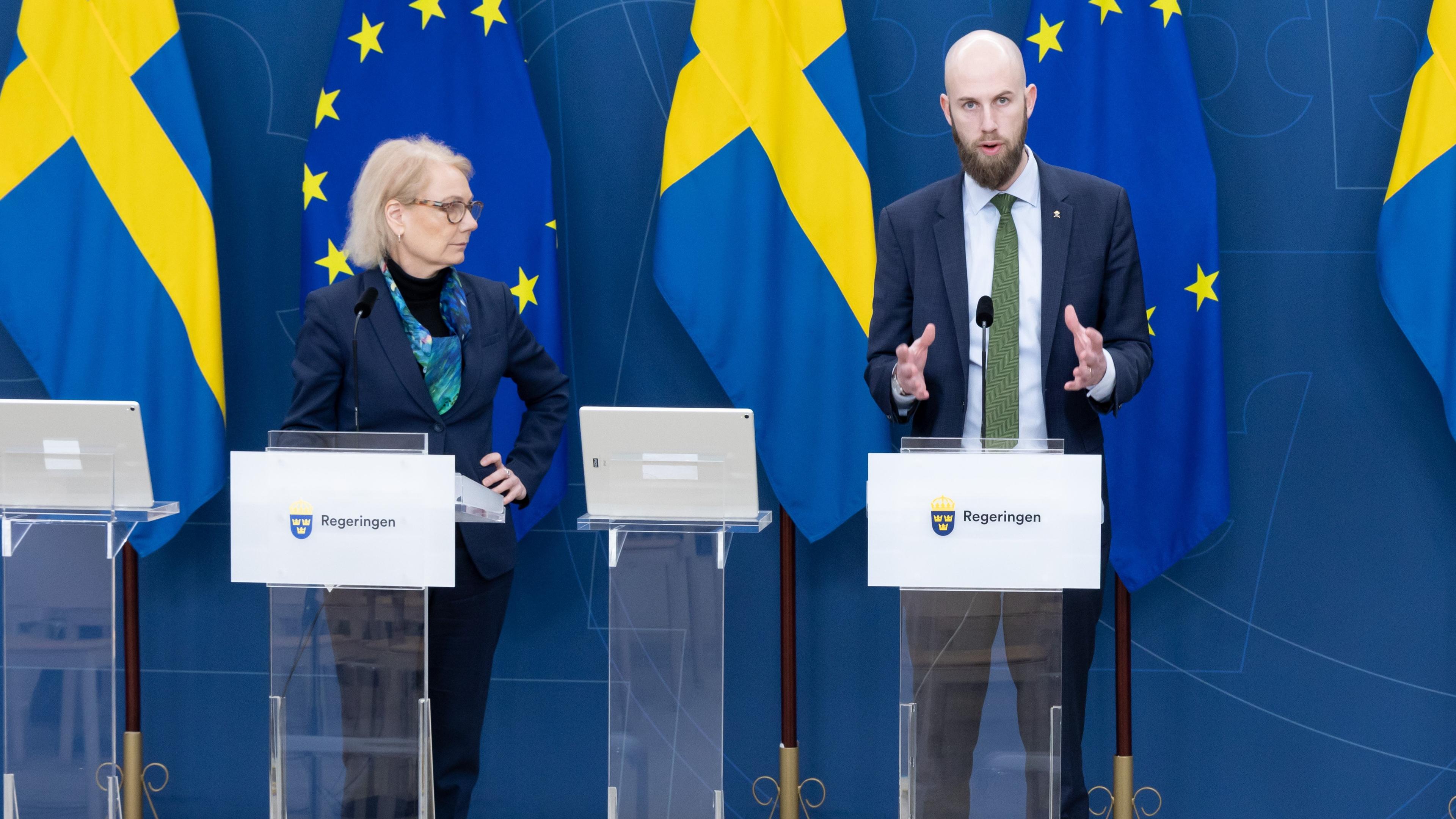 Civilförsvarsminister Carl-Oskar Bohlin och Charlotte Petri Gornitzka, generaldirektör för MSB, om utvecklingsarbetet med civilförsvaret. Foto: Regeringskansliet/Niklas Forsström