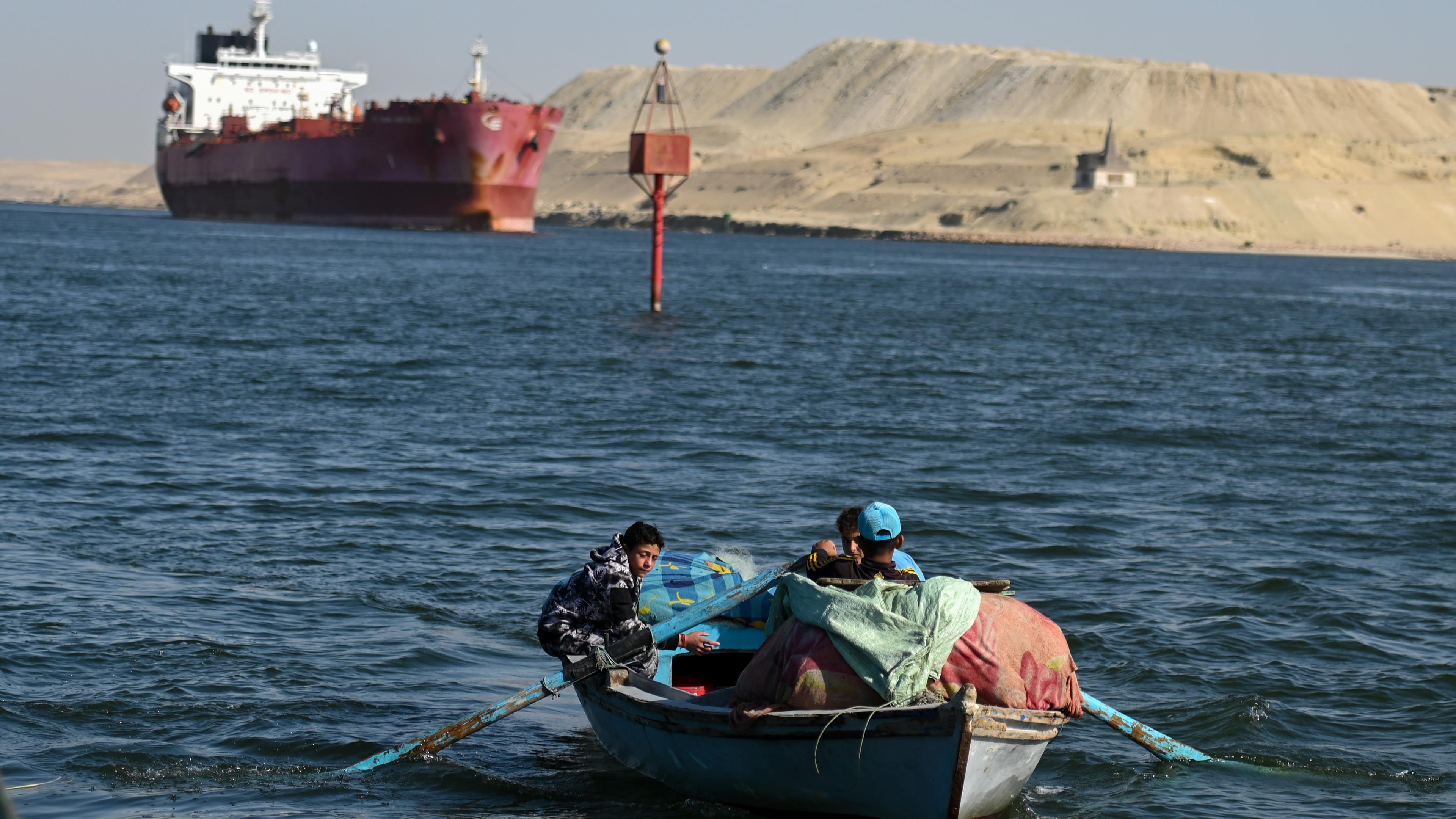 Trafik i Suezkanalen. En stor del av all kommersiell frakt från Asien till Europa går via Röda havet och Suezkanalen. Foto: Sayed Hassan/Getty Images