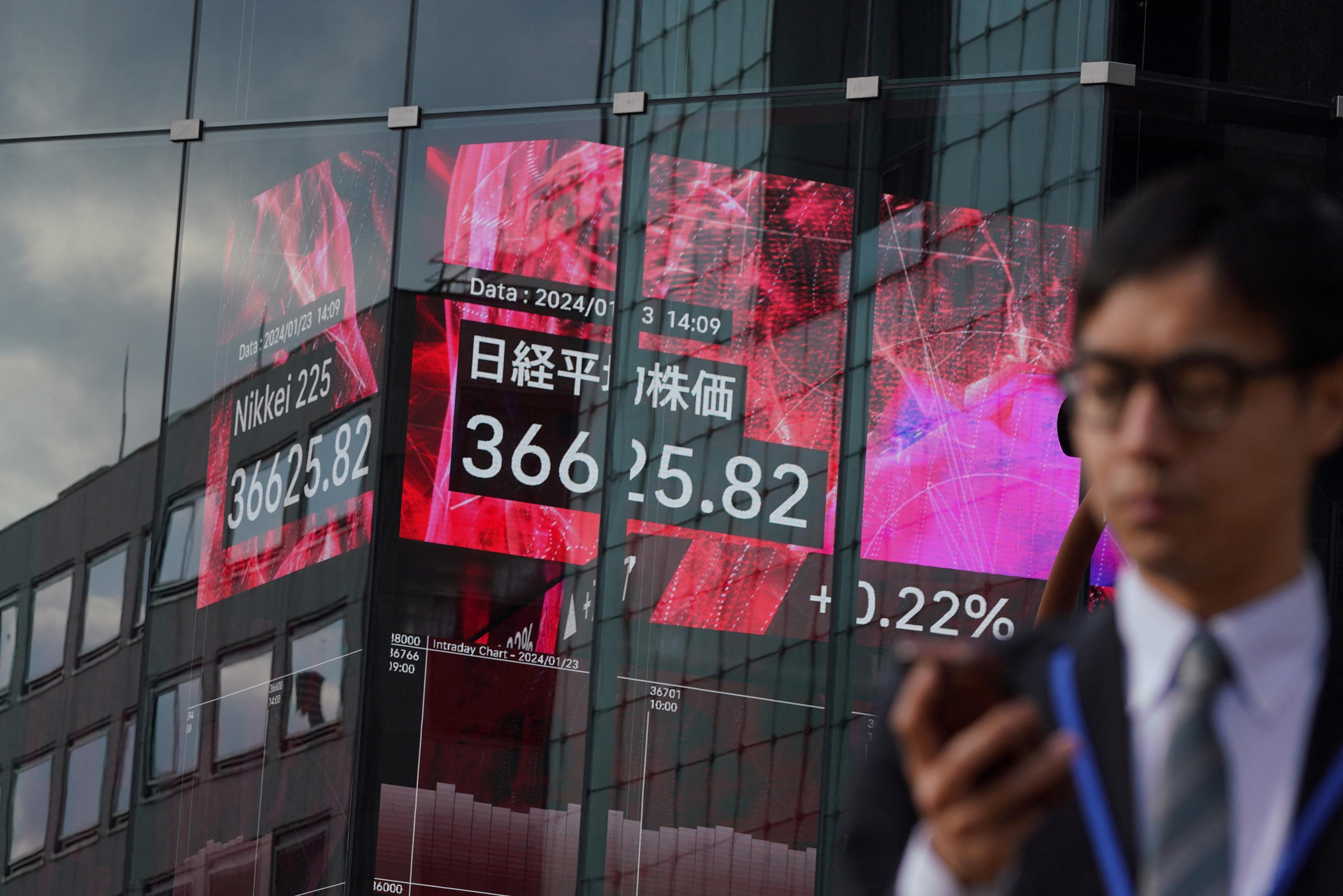 En elektronisk tavla visar aktiekursen på Tokyobörsen längs en gata i Tokyo i Japan den 23 januari 2024. Foto: Kazuhiro Nogi/AFP via Getty Images