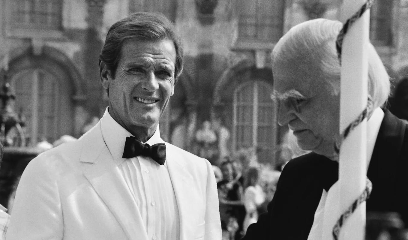 Roger Moore i en paus under inspelningen av Ur dödlig synvinkel. Auktionen den 4 oktober innehöll flera föremål som användes i filmen. foto: Getty Images