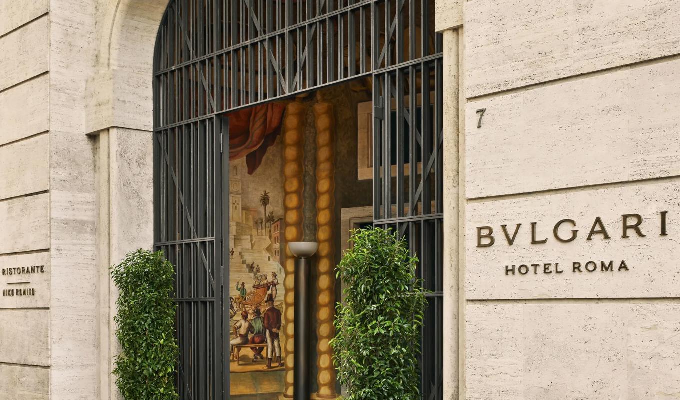 En klassicistisk entré möter den som kommer till det nya Bulgarihotellet i Rom. Foto: Bulgari Hotel Roma