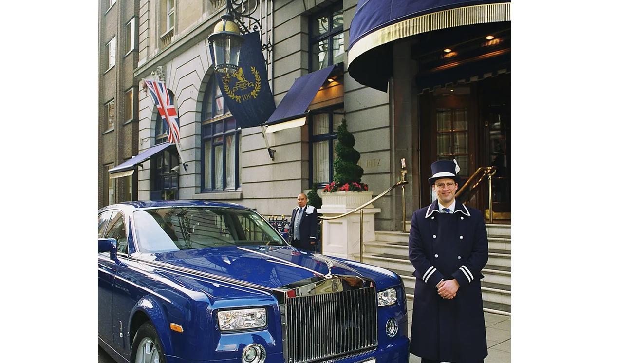 Londons hotellklassiker nummer ett är onekligen Ritz. Här firade drottning Elizabeth flera högtider, bland annat sin 80-årsdag 2006. Inför ditt besök bör du känna till att efter 100 år av strikt jeansförbud för manliga gäster, så började man 2010 att tillåta jeans under frukosten. Traditionalisterna förfasade sig förstås över denna nymodighet och, enligt deras förmenande, etikettsbrott. Gymnastikskor är fortfarande a big no no oavsett tid på dygnet.Foto: Hotel Ritz