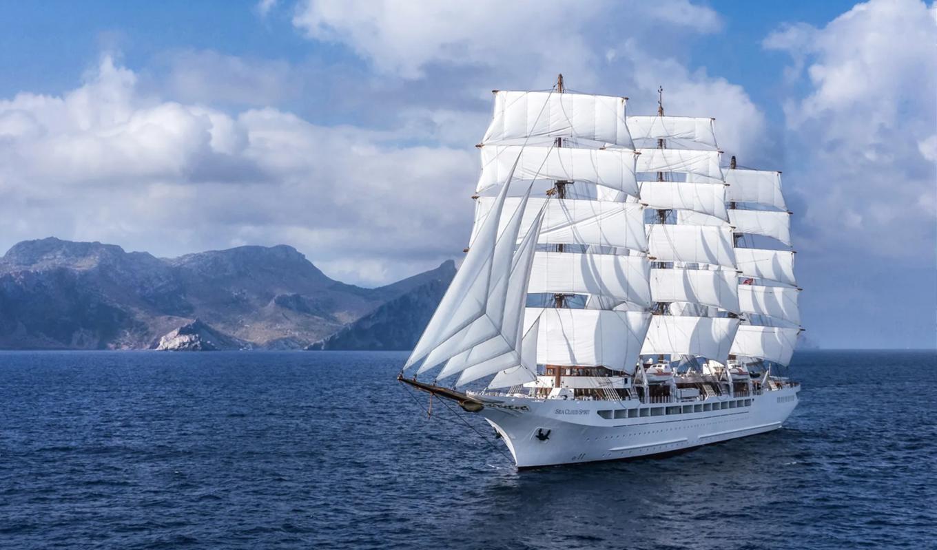 Känslan av att barfota  beträda ett solvarmt, nåtat teakdäck. Det är en taktil känsla som har fått så många att bli hängivna båtmänniskor. Sea Cloud Cruises fullriggare erbjuder just detta och mycket annat som hör till en klassisk seglats. Foto: Sea Cloud Cruises