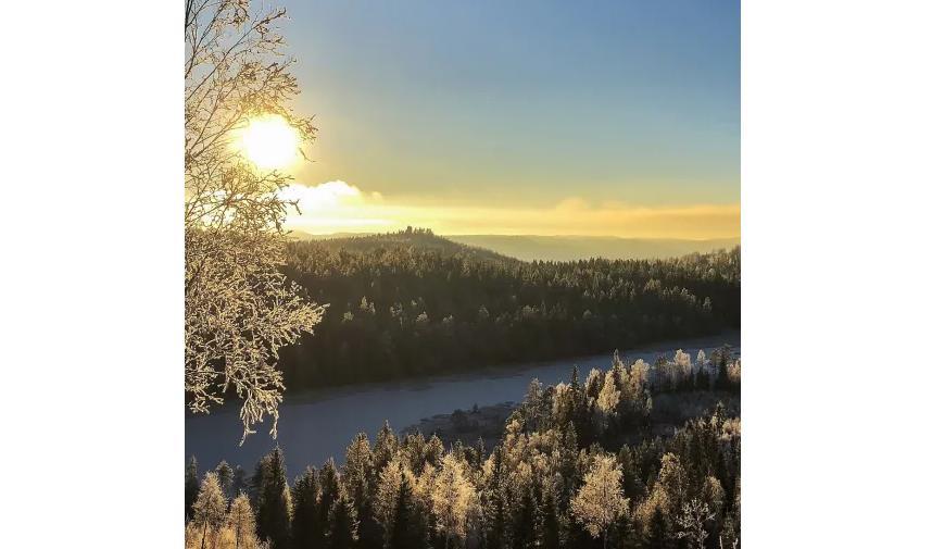 Naturen uppvisar milsvida blånande skogar, höga berg och djupa dalar, friska sjöar och vattendrag. Det är naturskönt och inbjudande. Foto: Mattila Fritid