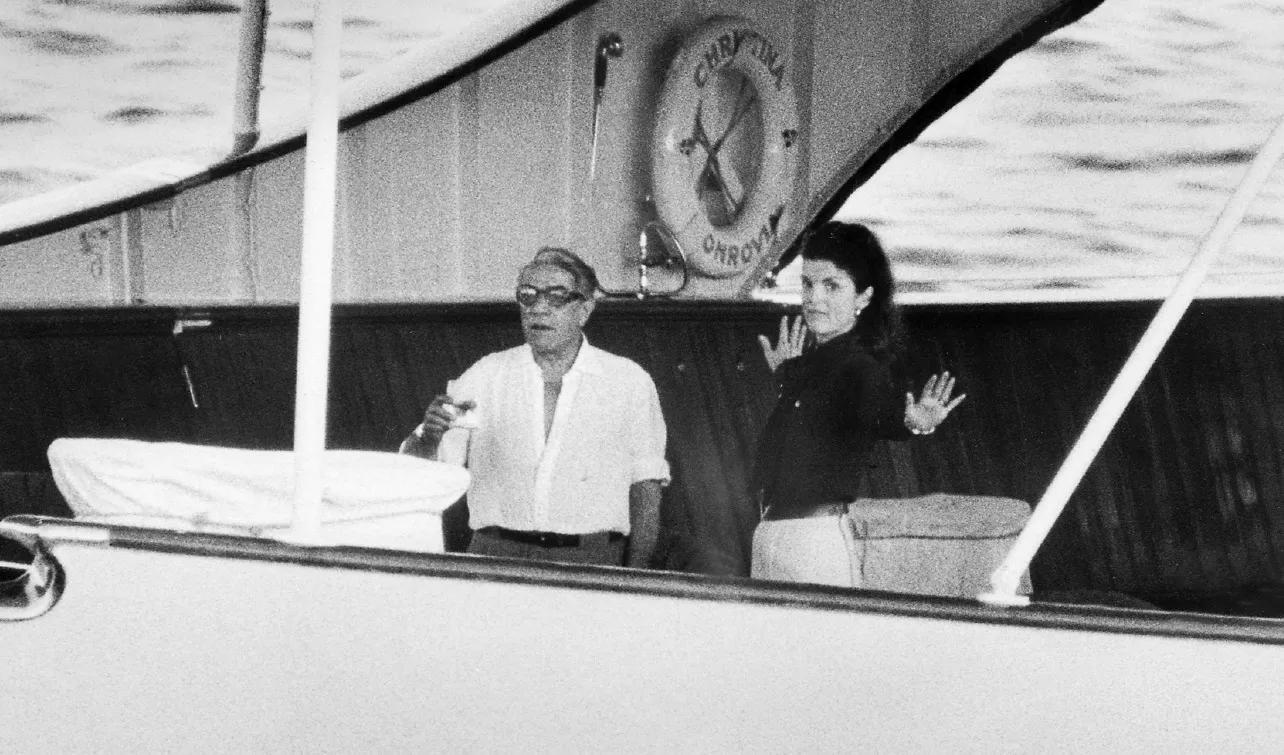 Sea for yourself! Aristoteles och Jackie Kennedy Onassis ombord på yachten Christina O, döpt efter skeppsredarens dotter. Målet med seglatsen är Karibien och året är 1969. Christina O är världens mest legendariska lyxjakt med prominenta gäster som bland andra JFK och Churchill (de två träffades för första gången ombord på båten), Elizabeth Taylor, Marilyn Monroe, John Wayne och Grace Kelly. I år har Christina O, efter omfattande renoveringar, sjösatts igen och går nu att chartra. Foto: Staff/AFP/Getty Images