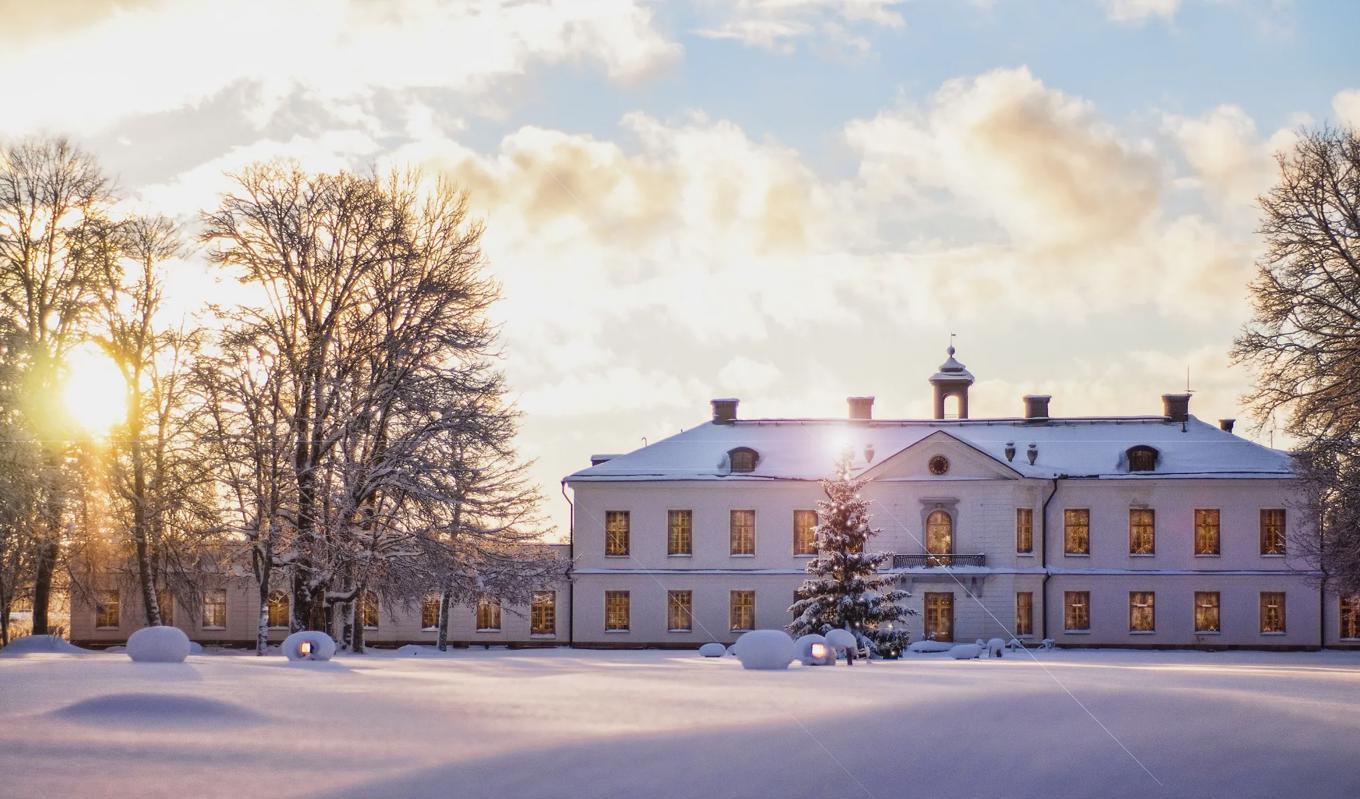 När arkitekten Jean Eric Rehn ritade Gimo Herrgård 1761–67, skapade han en byggnad som kom att räknas som den första gustavianska herrgårdsbyggnaden i svensk arkitektur. Herrgården är graciös med fina proportioner och har en elegant dubbeltrappa exteriört. De norduppländska bruken är unika kulturminnen och saknar motsvarighet i andra länder. Foto: Gimo Herrgård